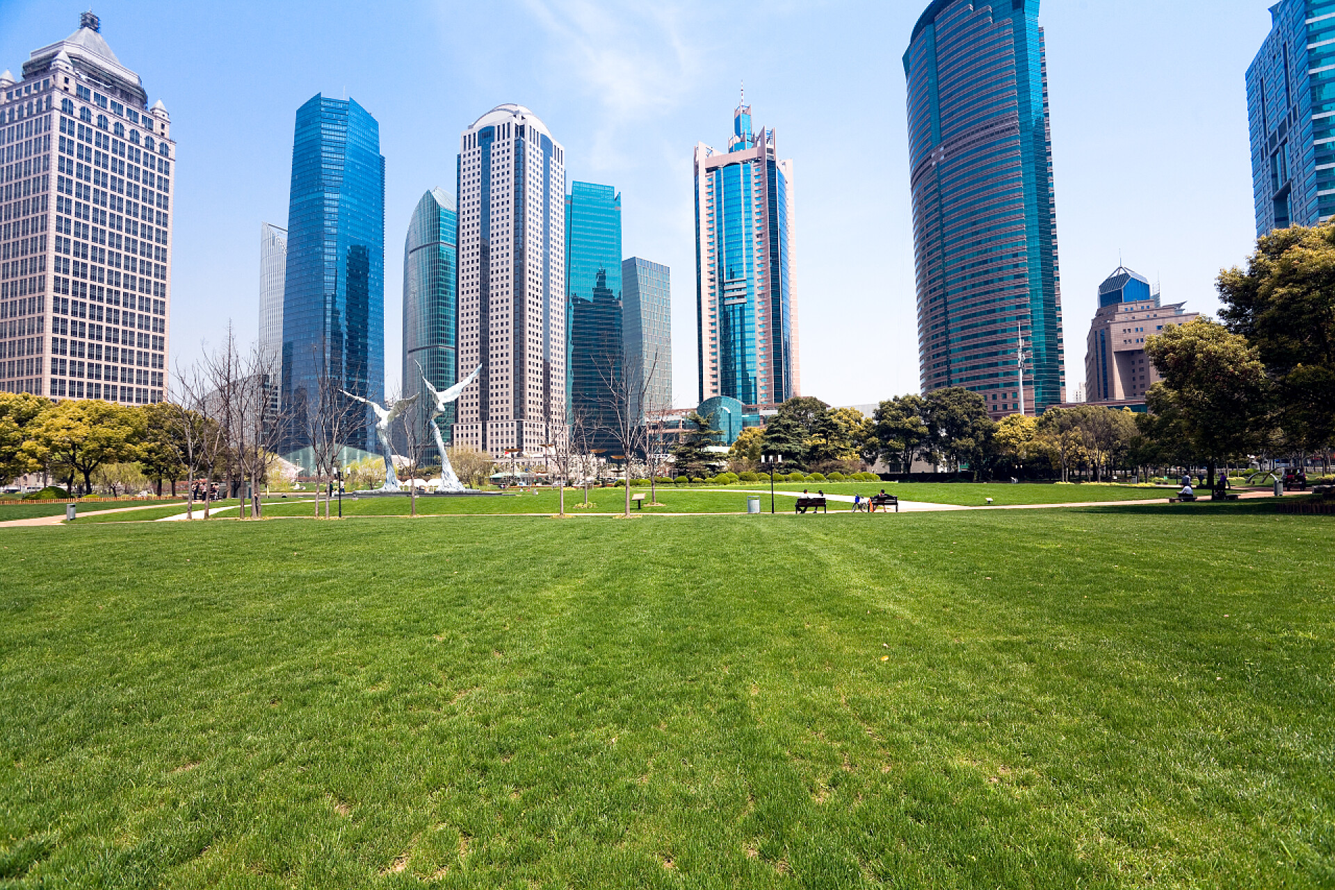 上海现代建筑背景的城市公园上海具有现代建筑背景的城市公园