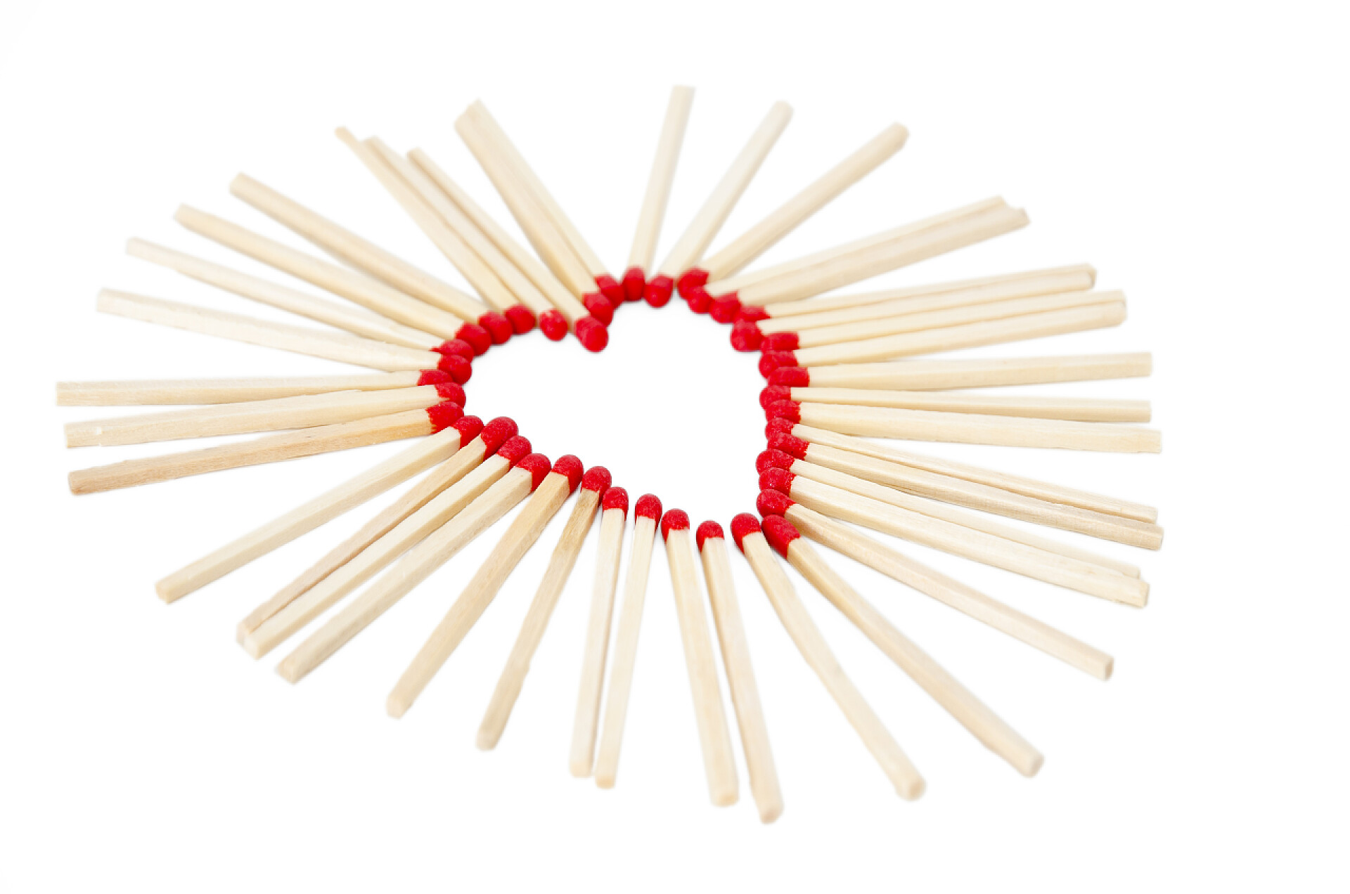 白背景上用火柴堆成的爱心爱的符号，st 情人节