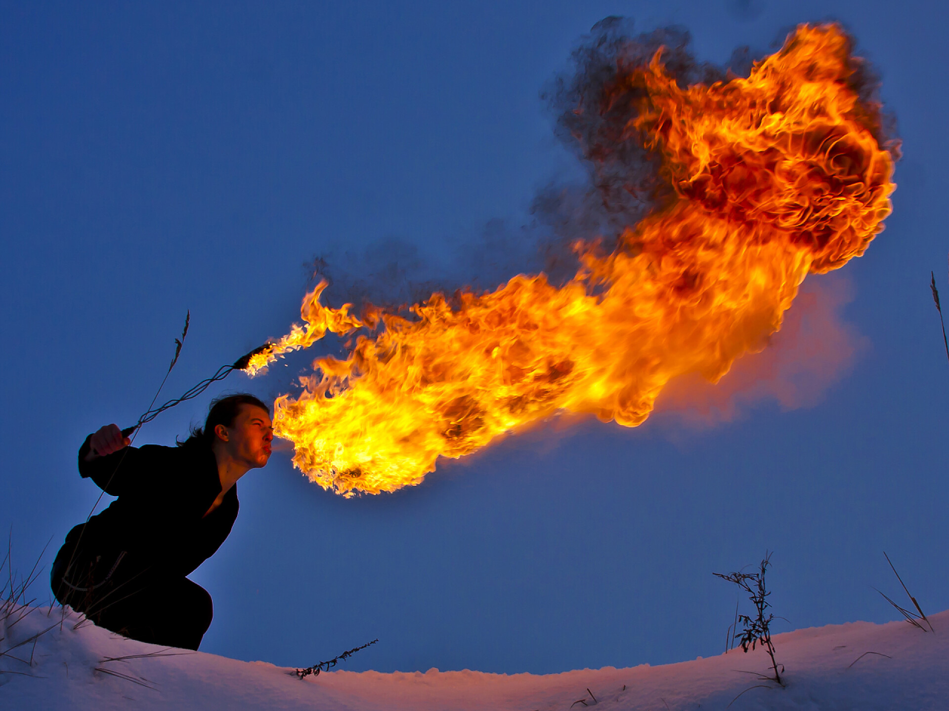 冬天站在户外喷火的人那家伙吐火