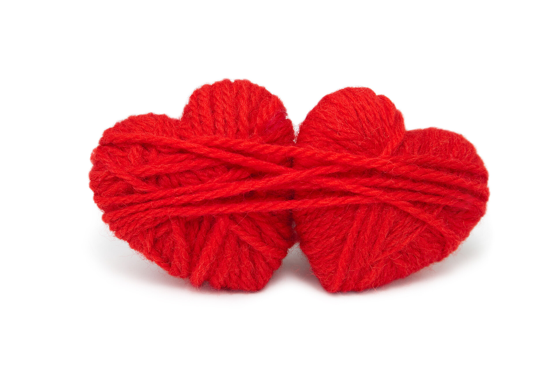 白色背景上的红色羊毛爱心