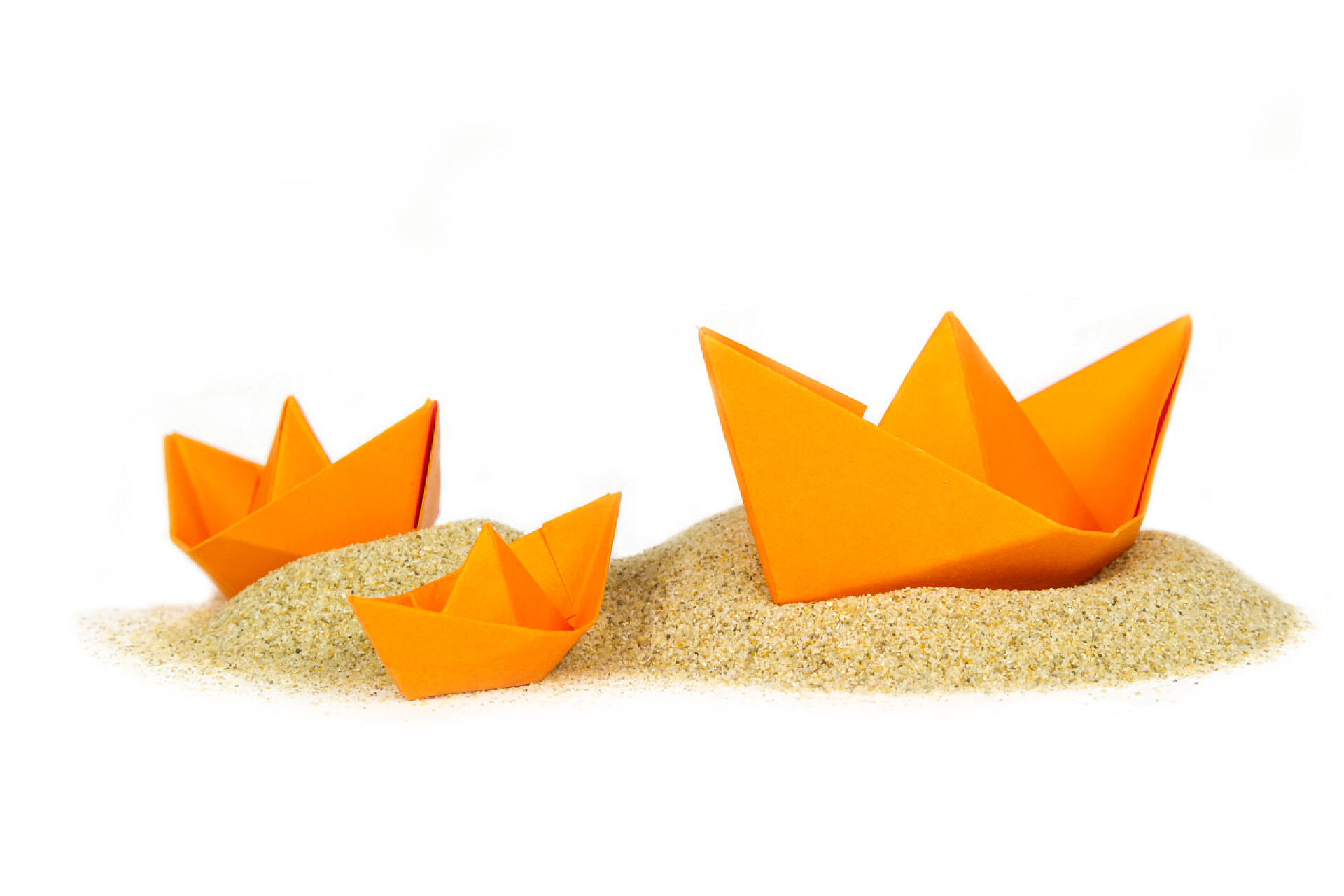 白色背景上的元宝纸船卡住的暗沙