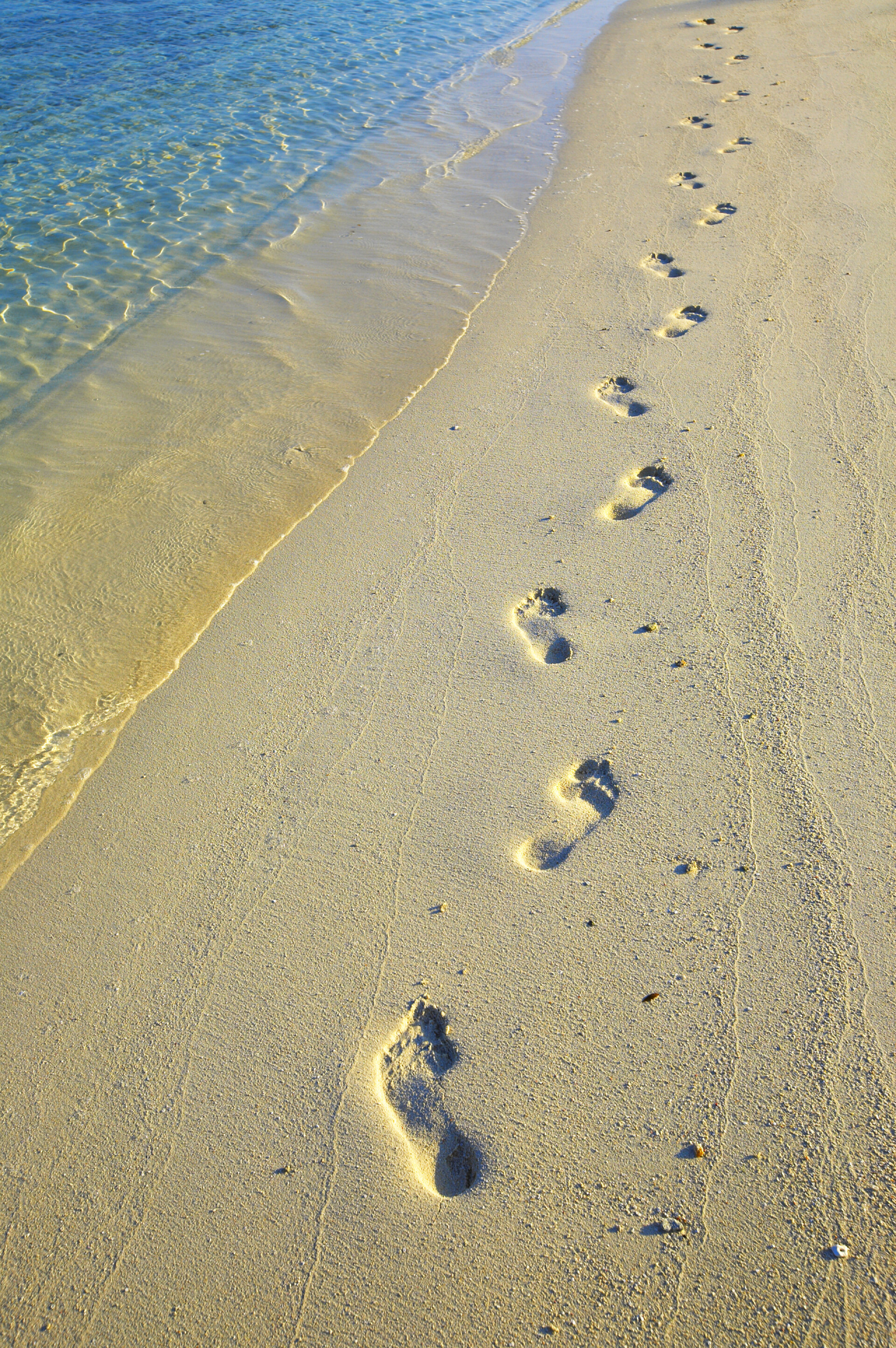 航拍沙滩上的脚印在沙滩上的脚步声