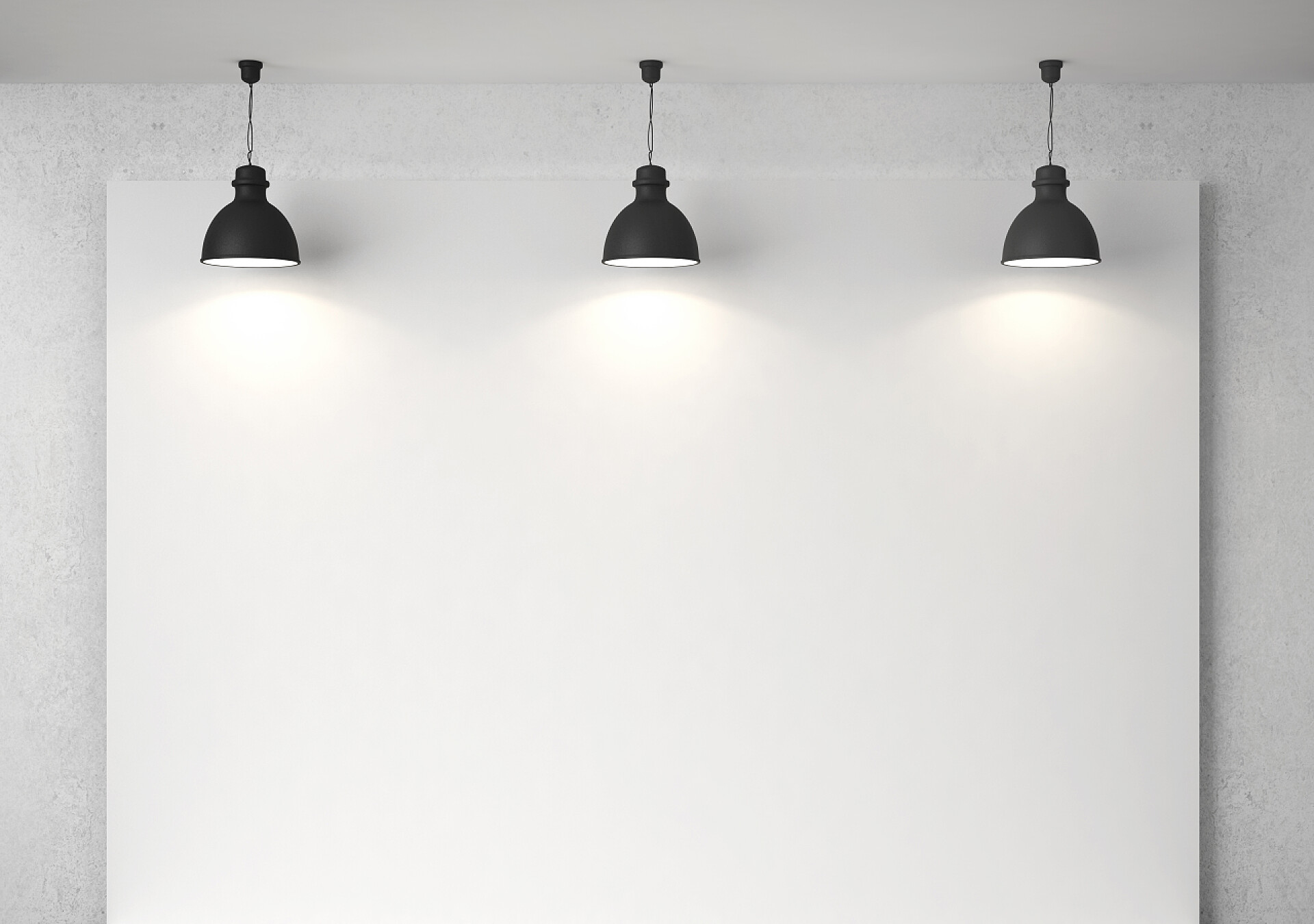 房间里打开的三台灯盏墙上的海报