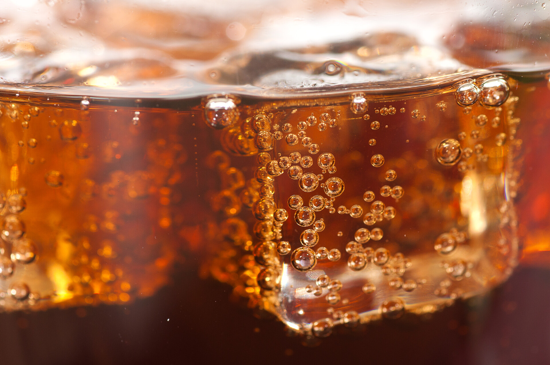 加冰的可乐冒着汽泡可乐与冰多维数据集关闭