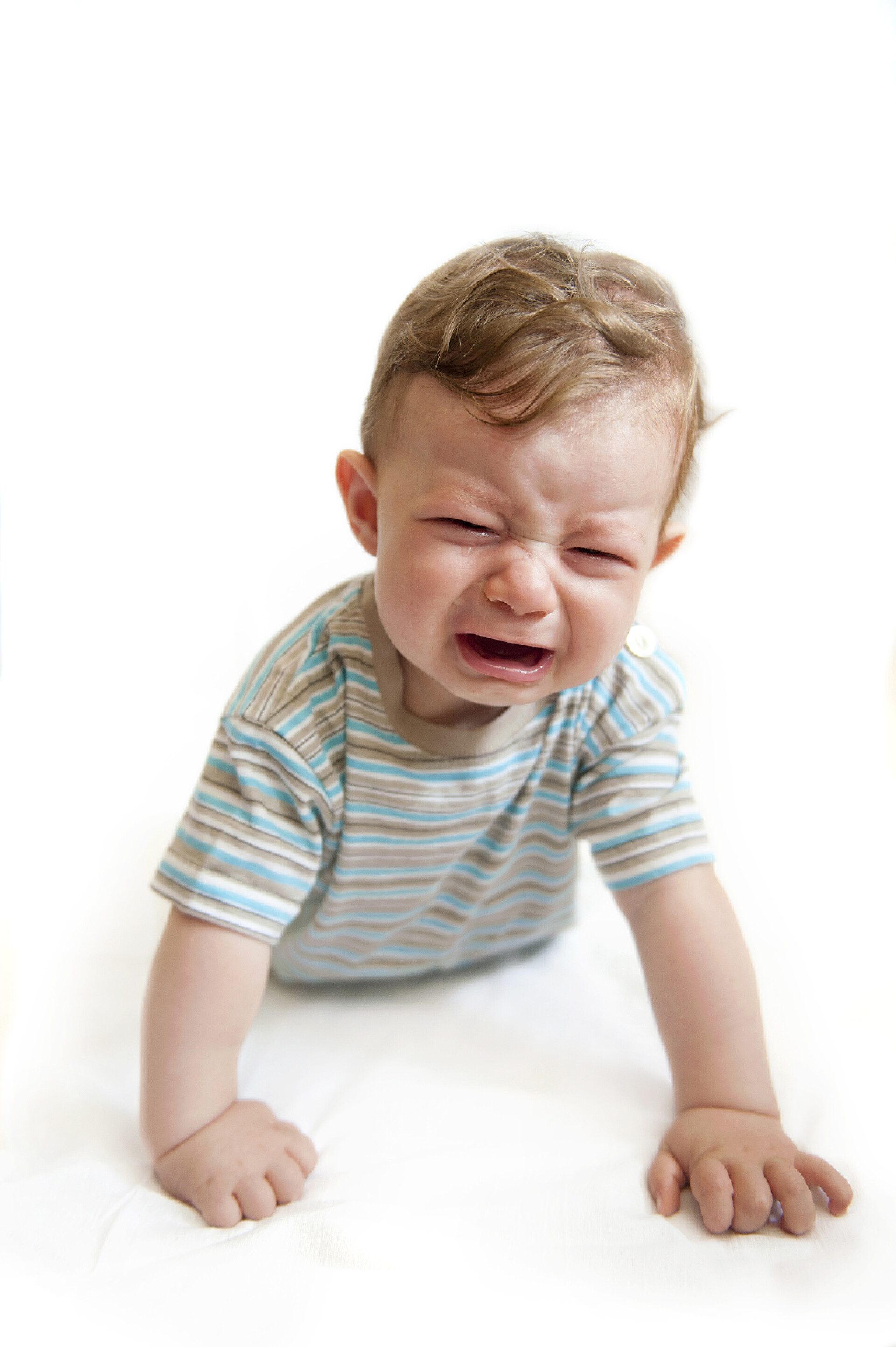 白色背景中哭泣的小男孩.在白色背景上哭泣的小男孩.