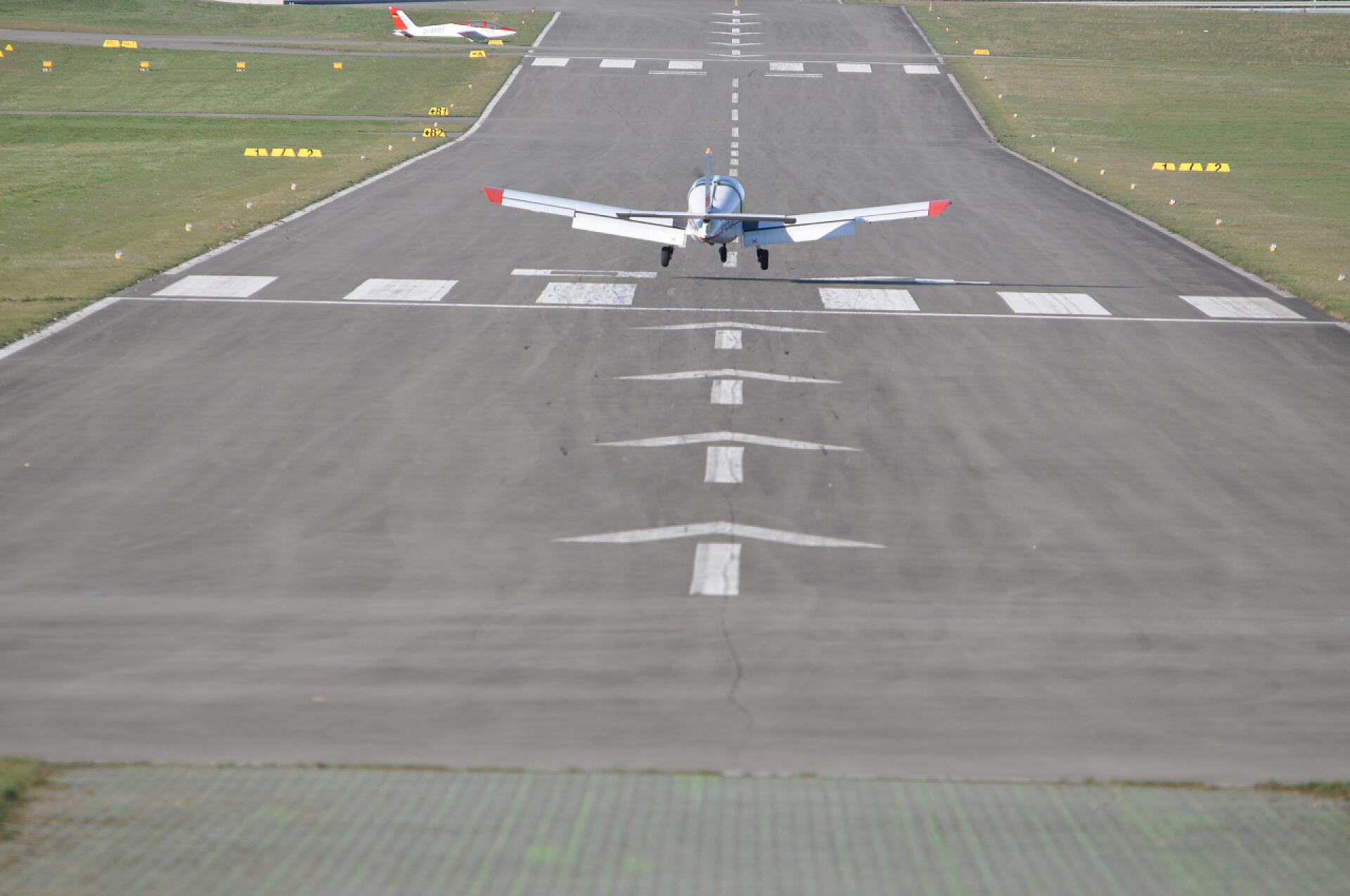 飞机在跑道上准备起飞RUNway