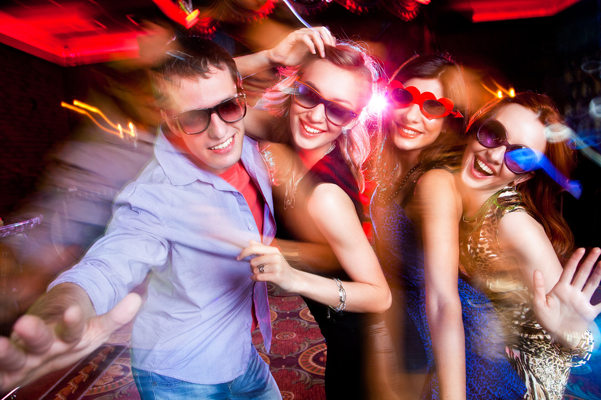 酒吧一群开心的年轻人在聚会上跳舞年轻的党