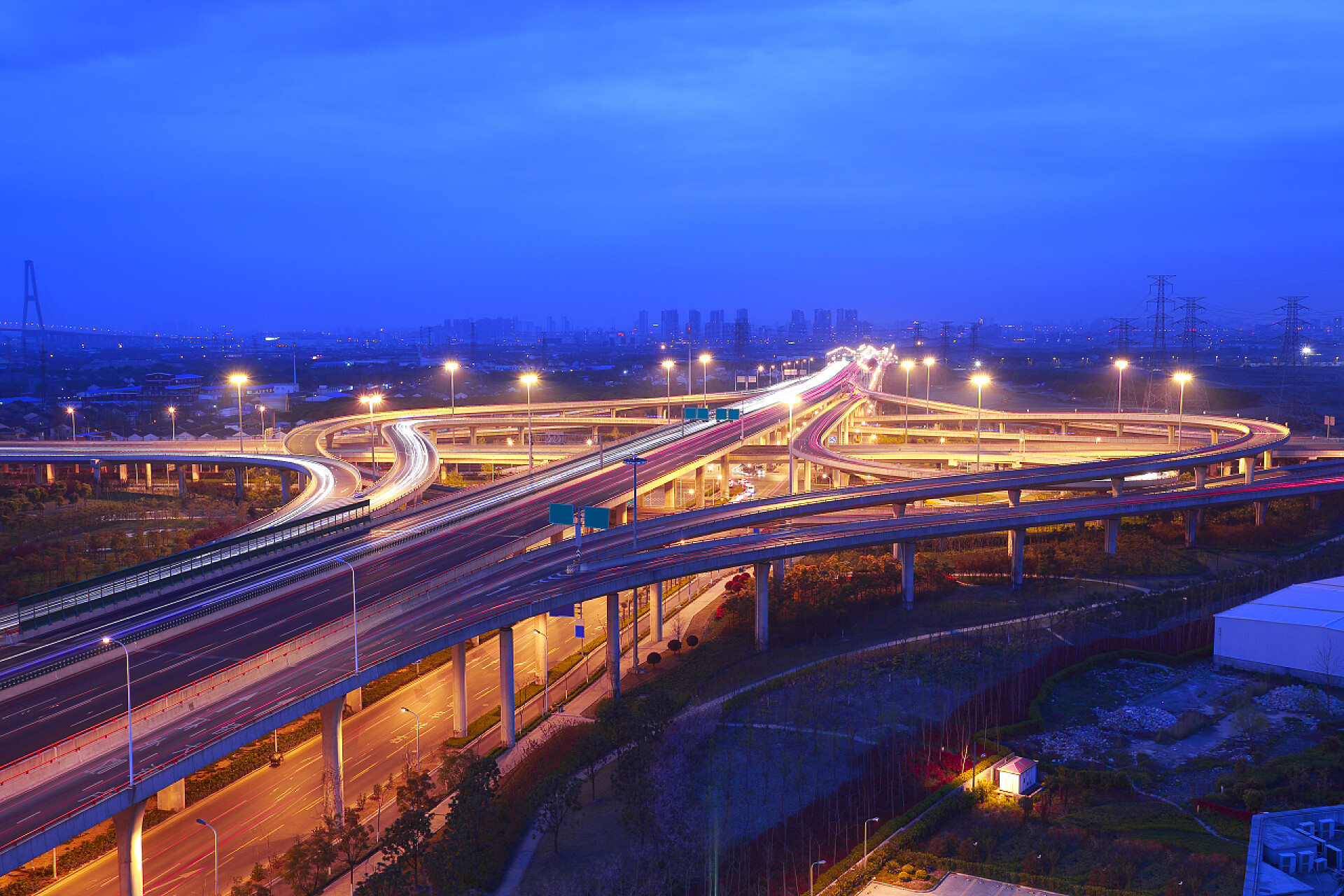 俯瞰夜晚城市立交桥全景图现代城市与公路立交桥在日落夜景