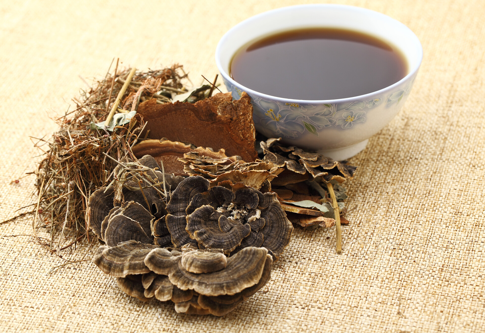 亚麻桌上的中草药和中药汁中药的一种成分