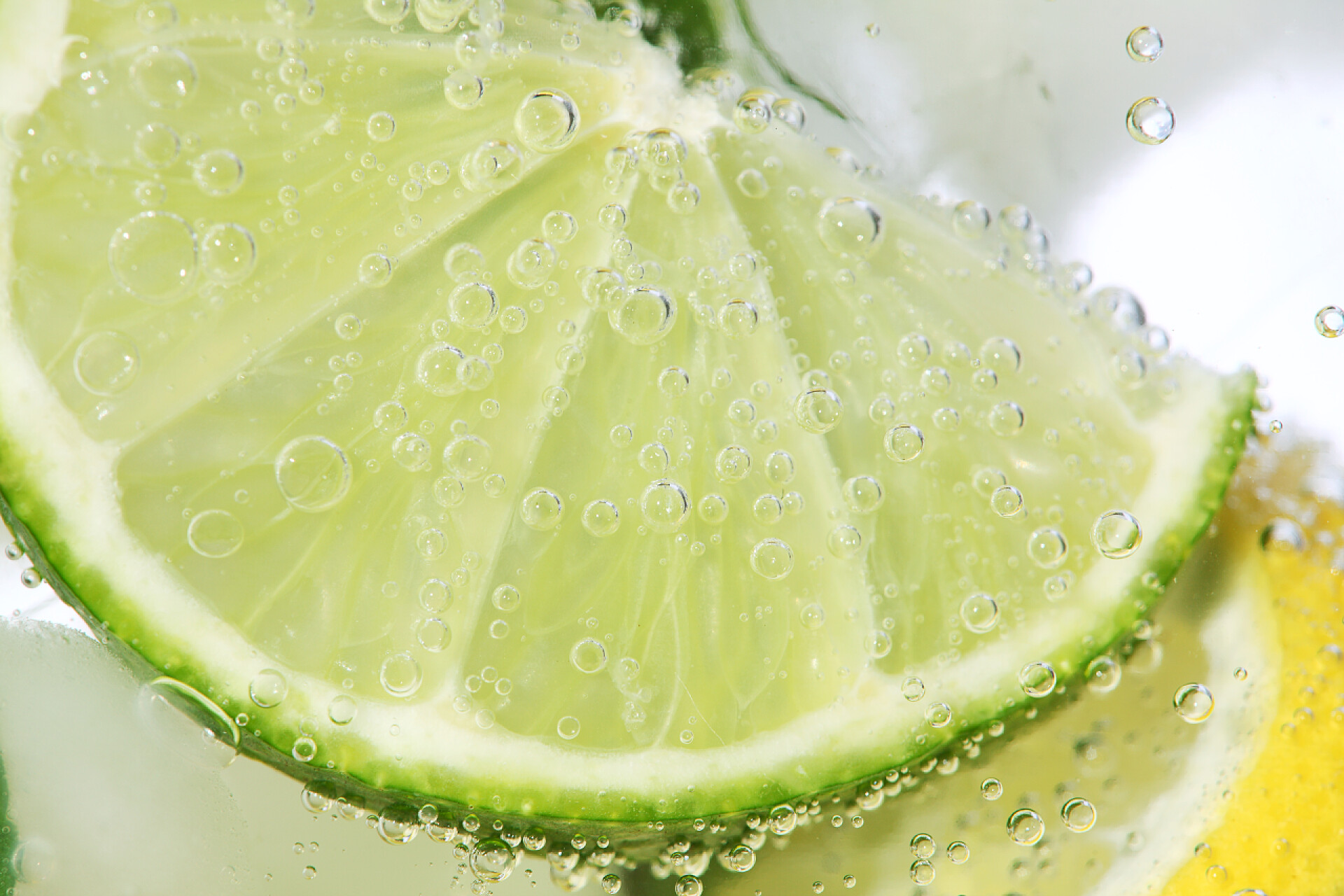 绿色柠檬片上的气泡水饮料中的石灰的特写.