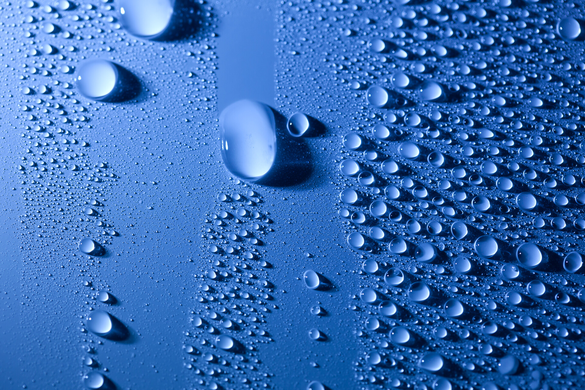 抽象蓝色水滴背景抽象水滴背景与流动下降