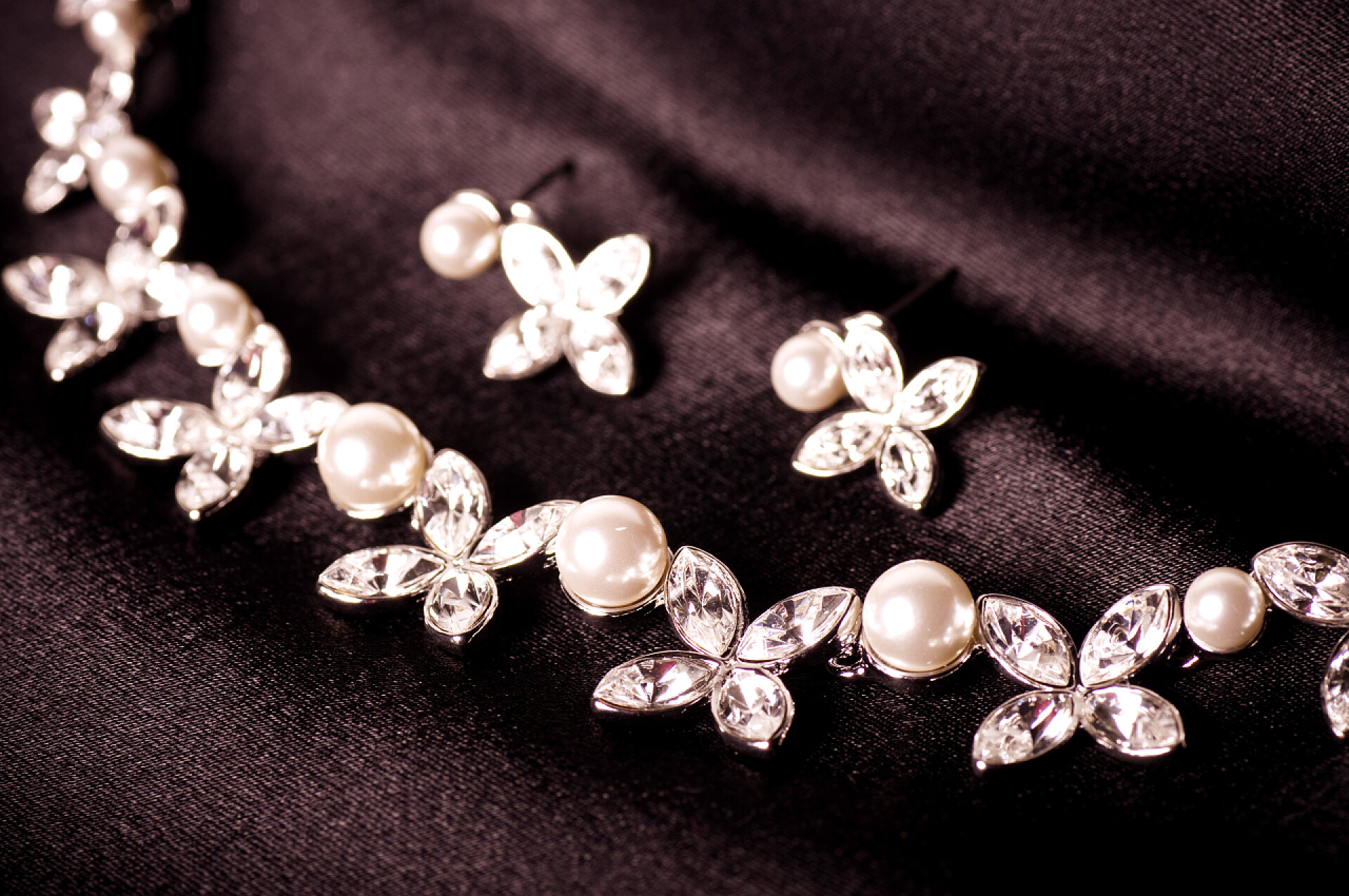 黑背景下的漂亮珠宝黑色背景的漂亮珠宝