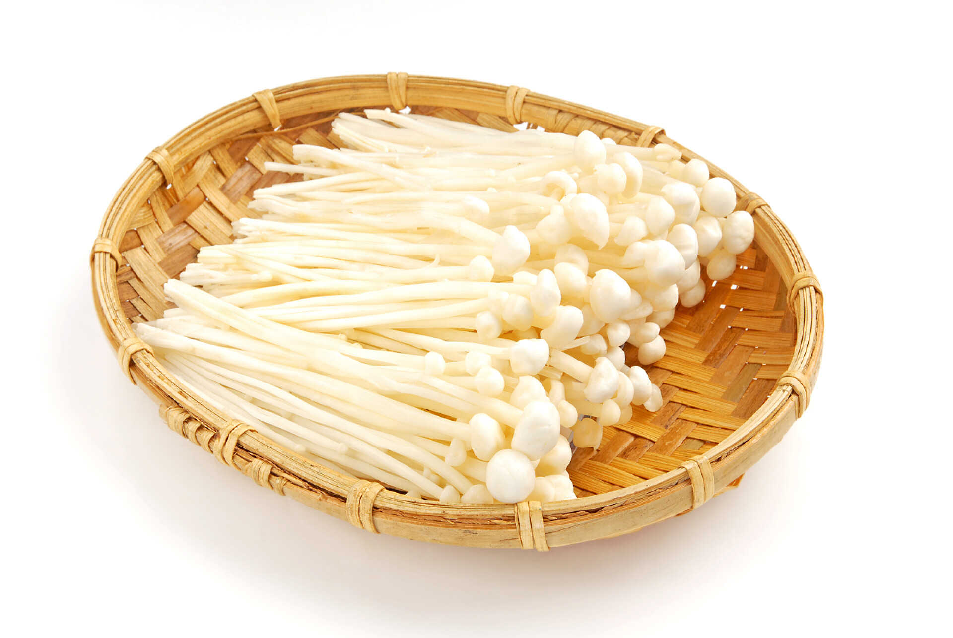 白色背景下的金针菇