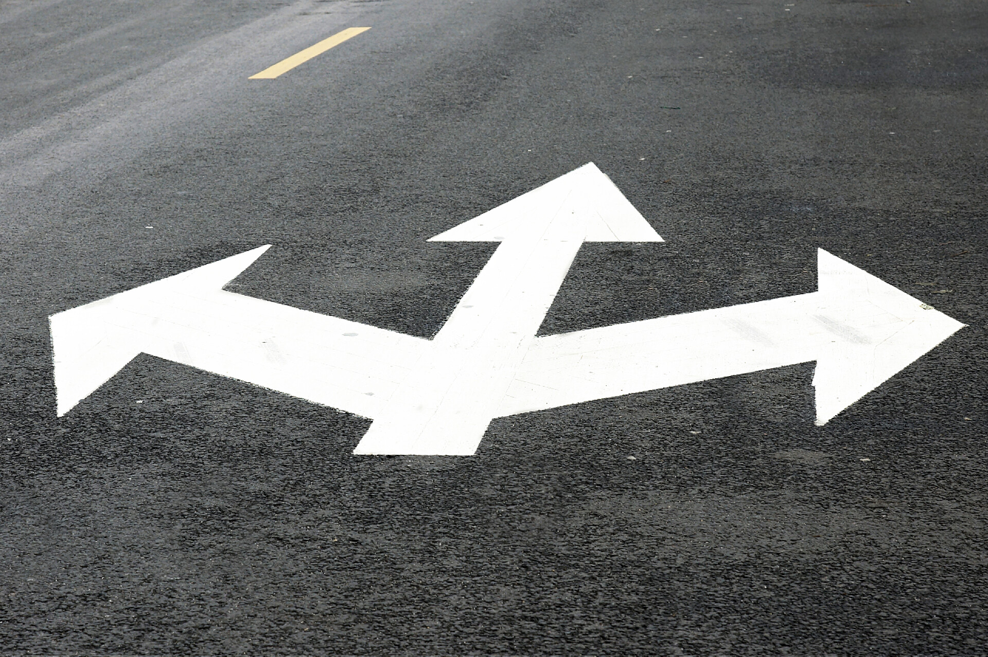 白色交通指示符号马路上的箭