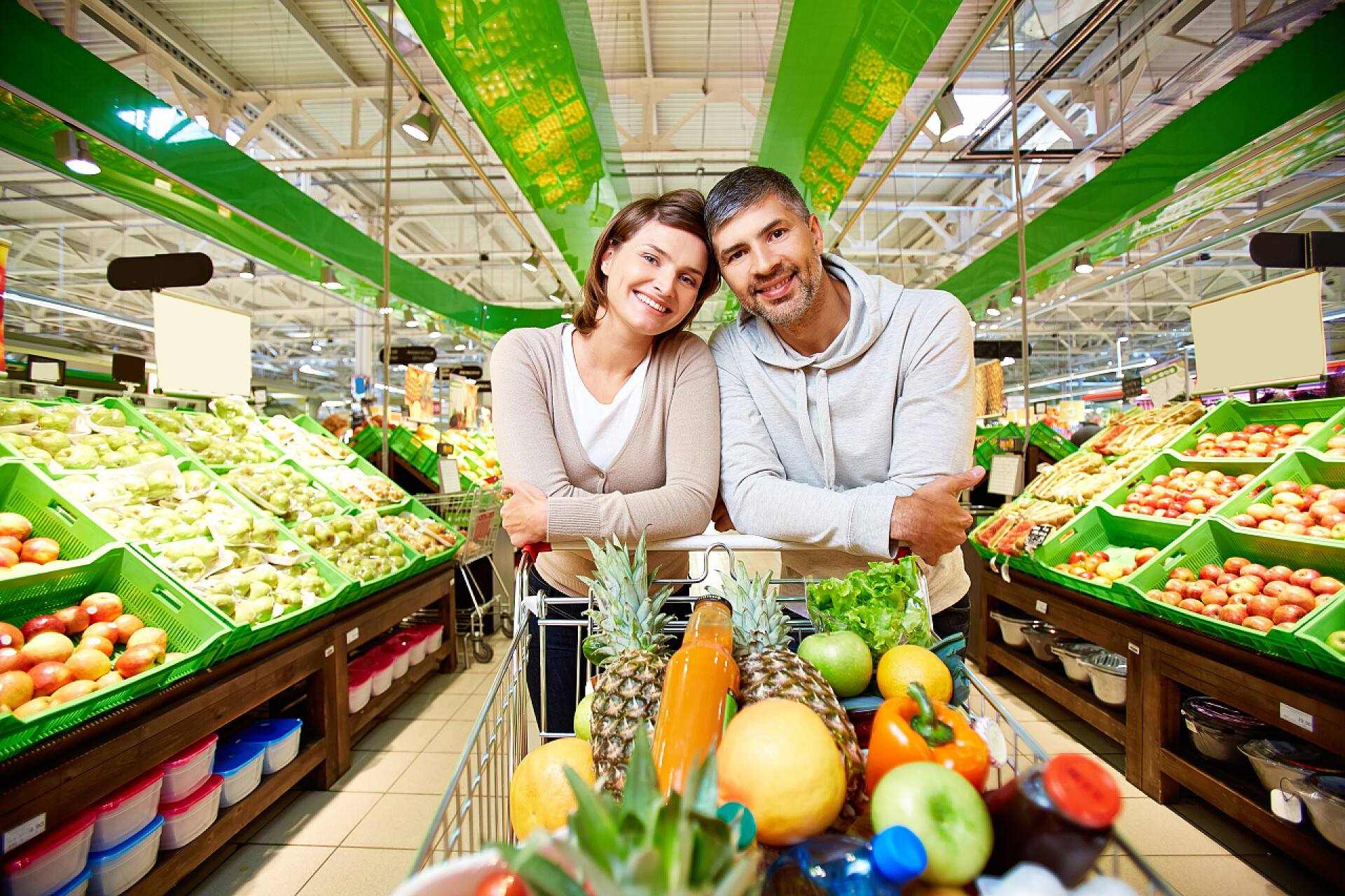 情侣在超市购物快乐的顾客