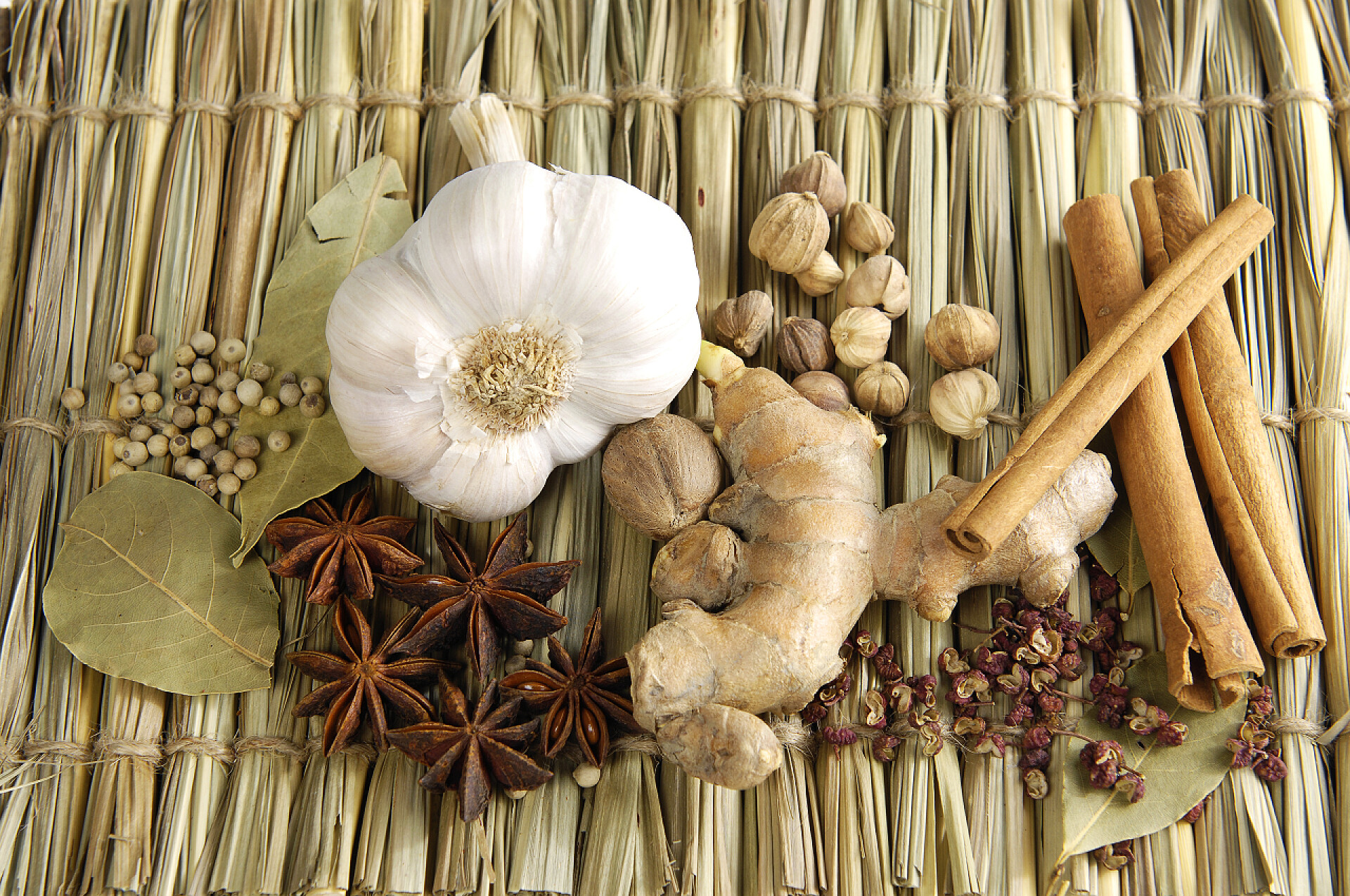 秸秆背景上的香料香料的安排