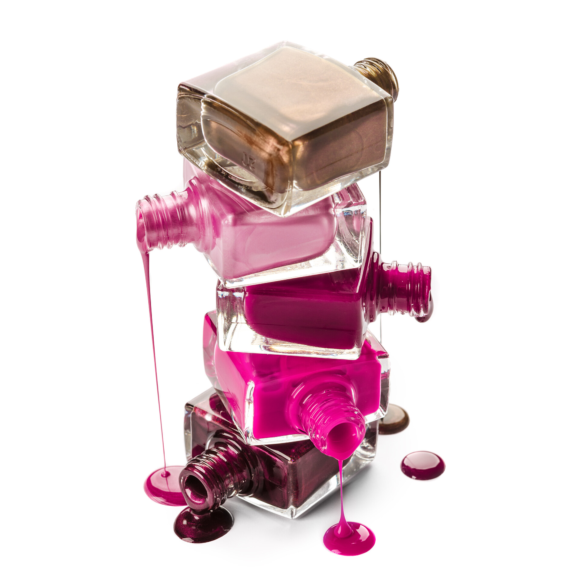 白色的背景上溢出指甲油的瓶子有溢出指甲油的瓶子涂在白色的背景上