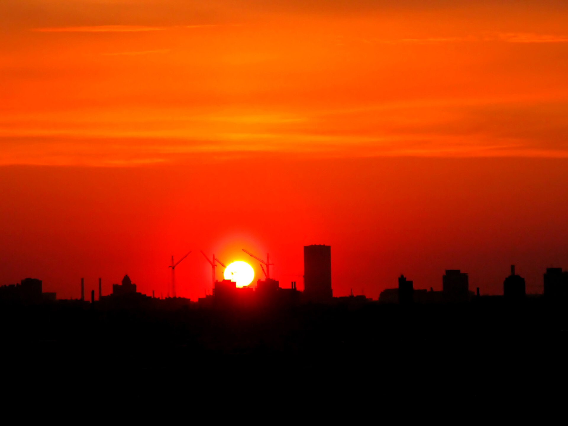 红色落日下的城市剪影夕阳西下