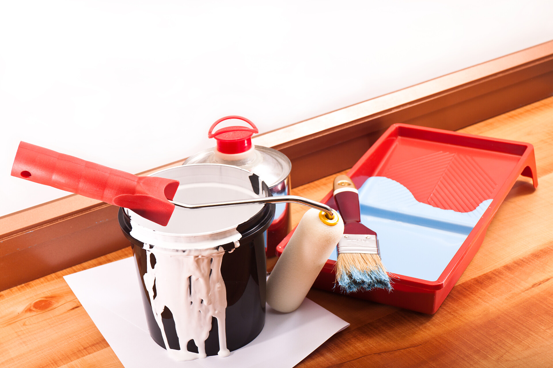 地板上放了装修用的涂料和工具后画公寓