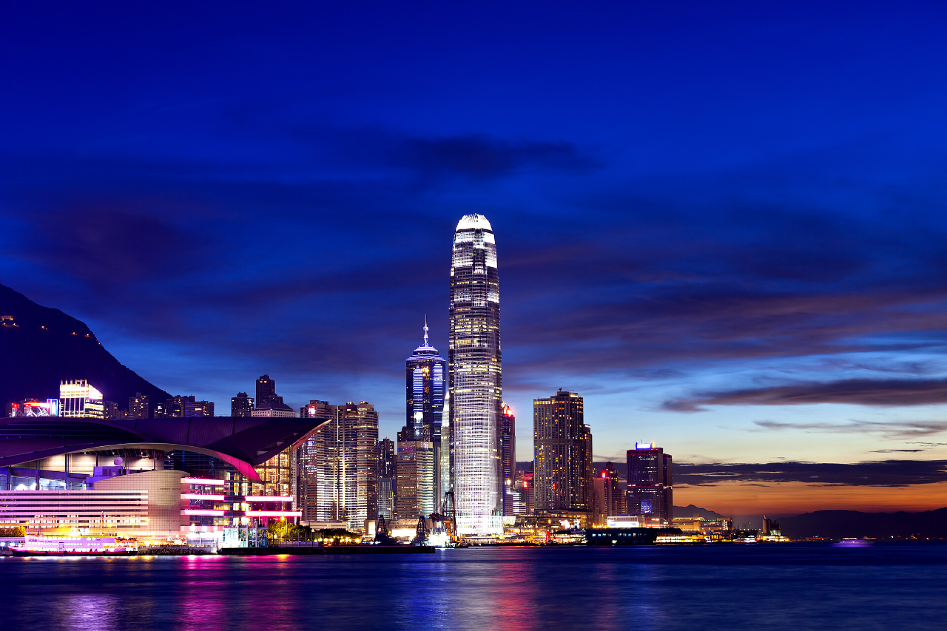 灯红酒绿的现代都市夜景现代城市现场在晚上