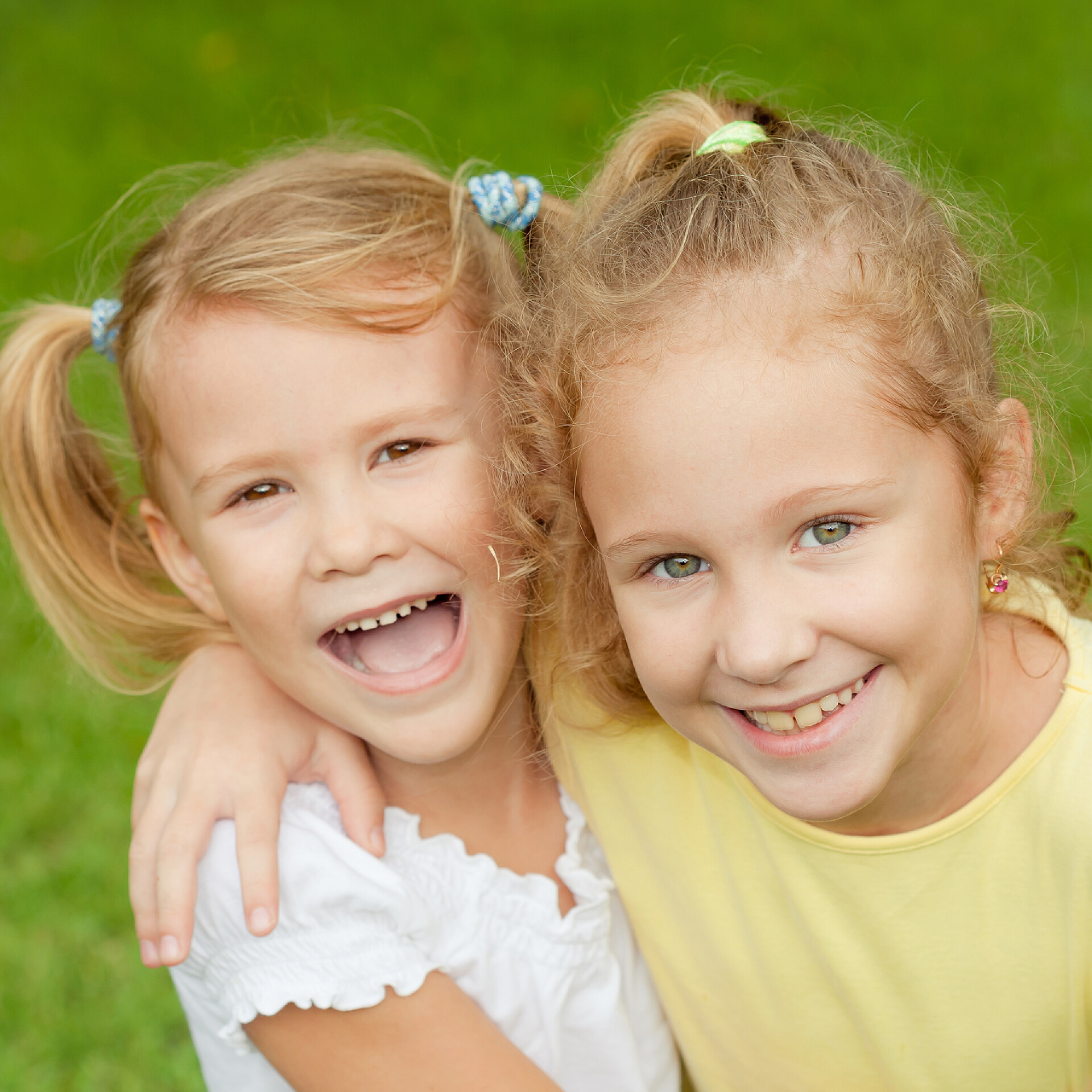 公园里两个快乐的小女孩两个快乐的小女孩