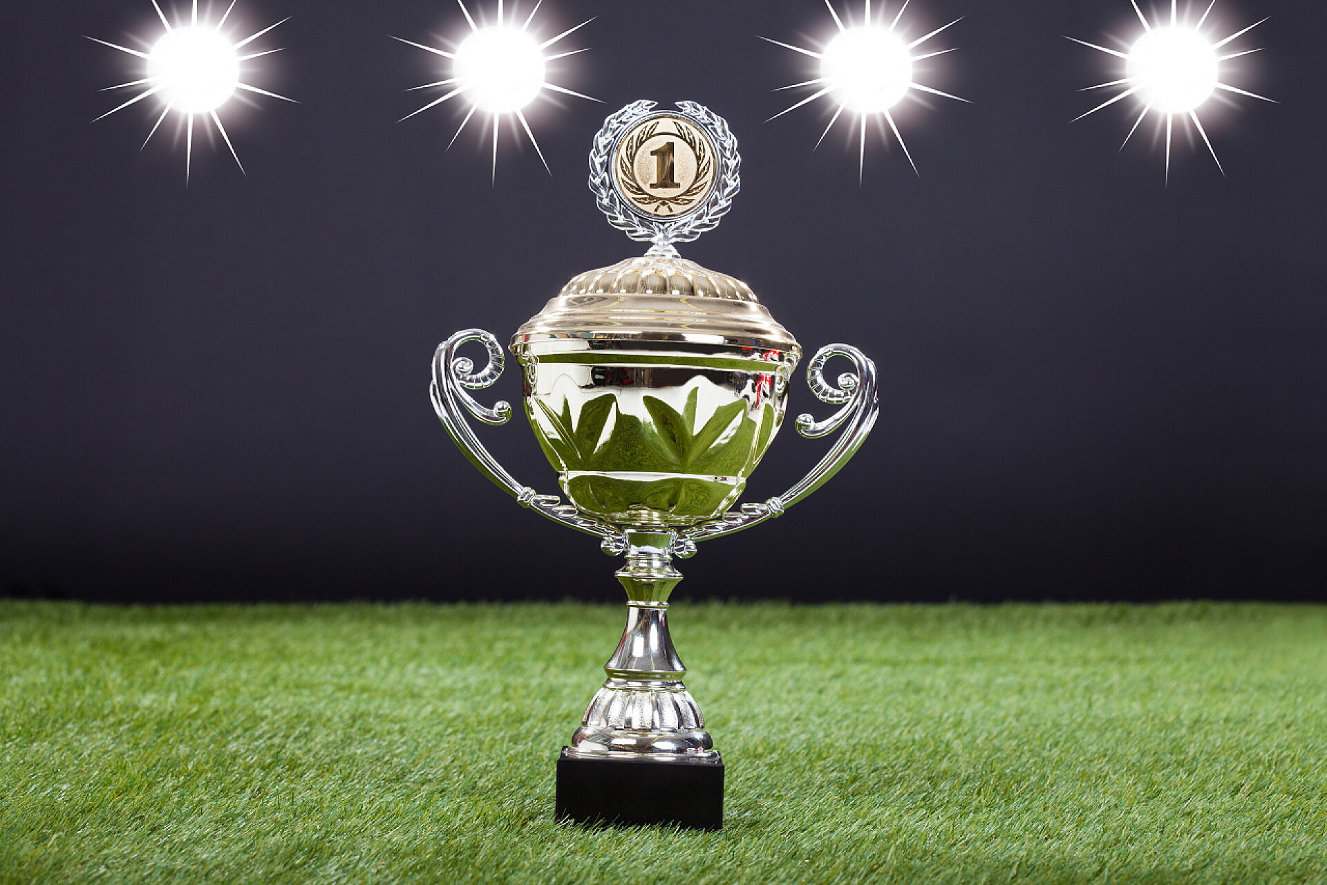 奖杯在草地上奖杯杯躺在绿色变桨提起上