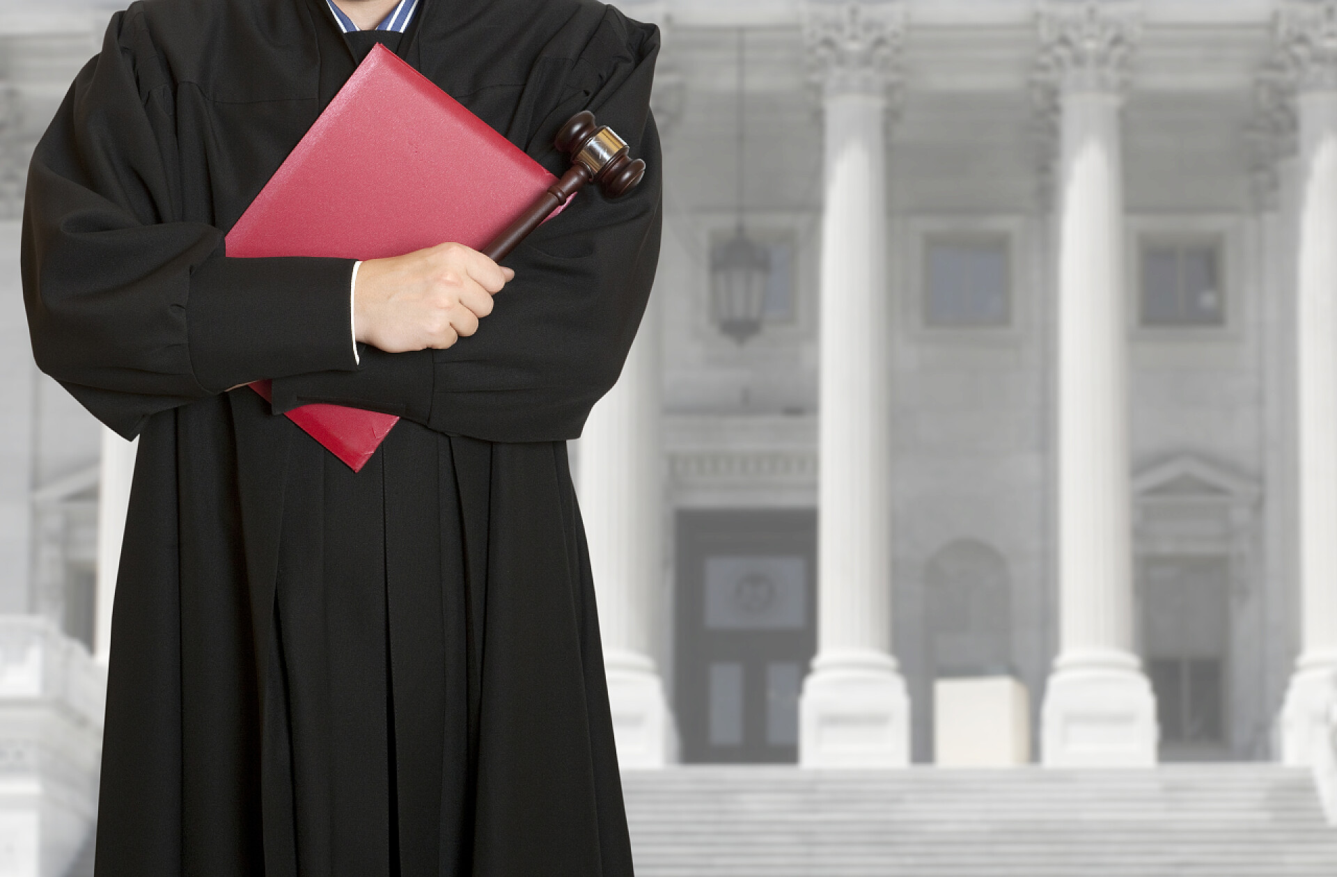 法院前的法官法官