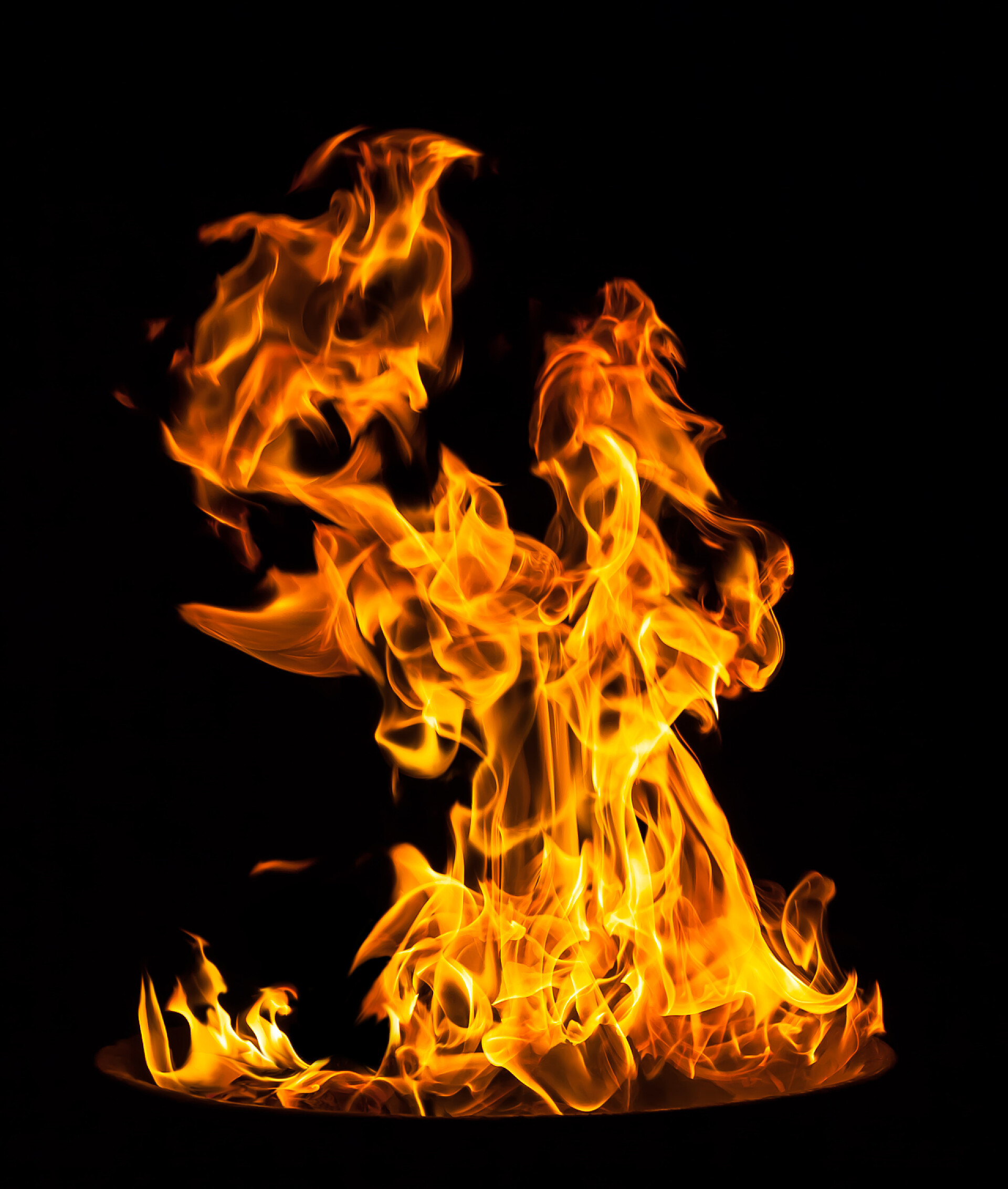 黑色背景上的金色火焰在黑色的火焰上