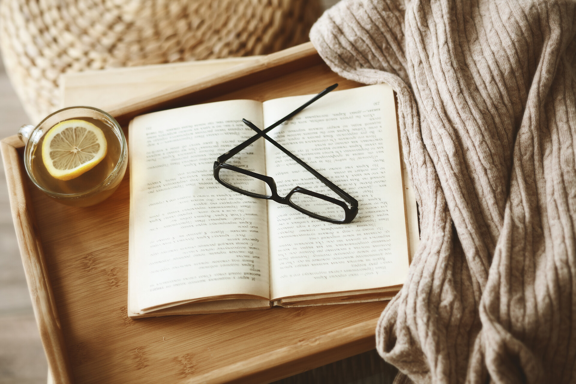 温暖的针织毛衫和一本书书和毛衣