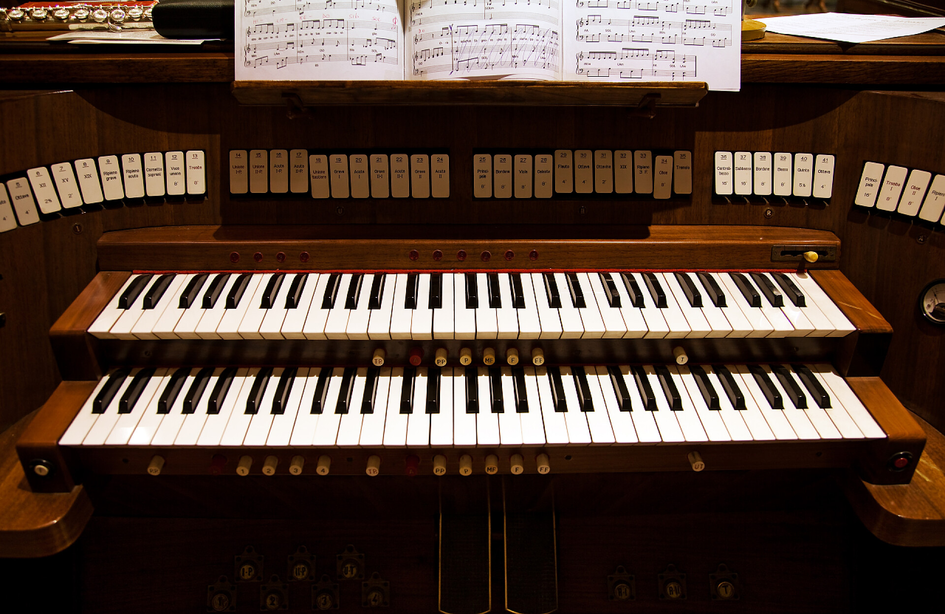 教堂里的钢琴键盘器官在教会里的详细信息