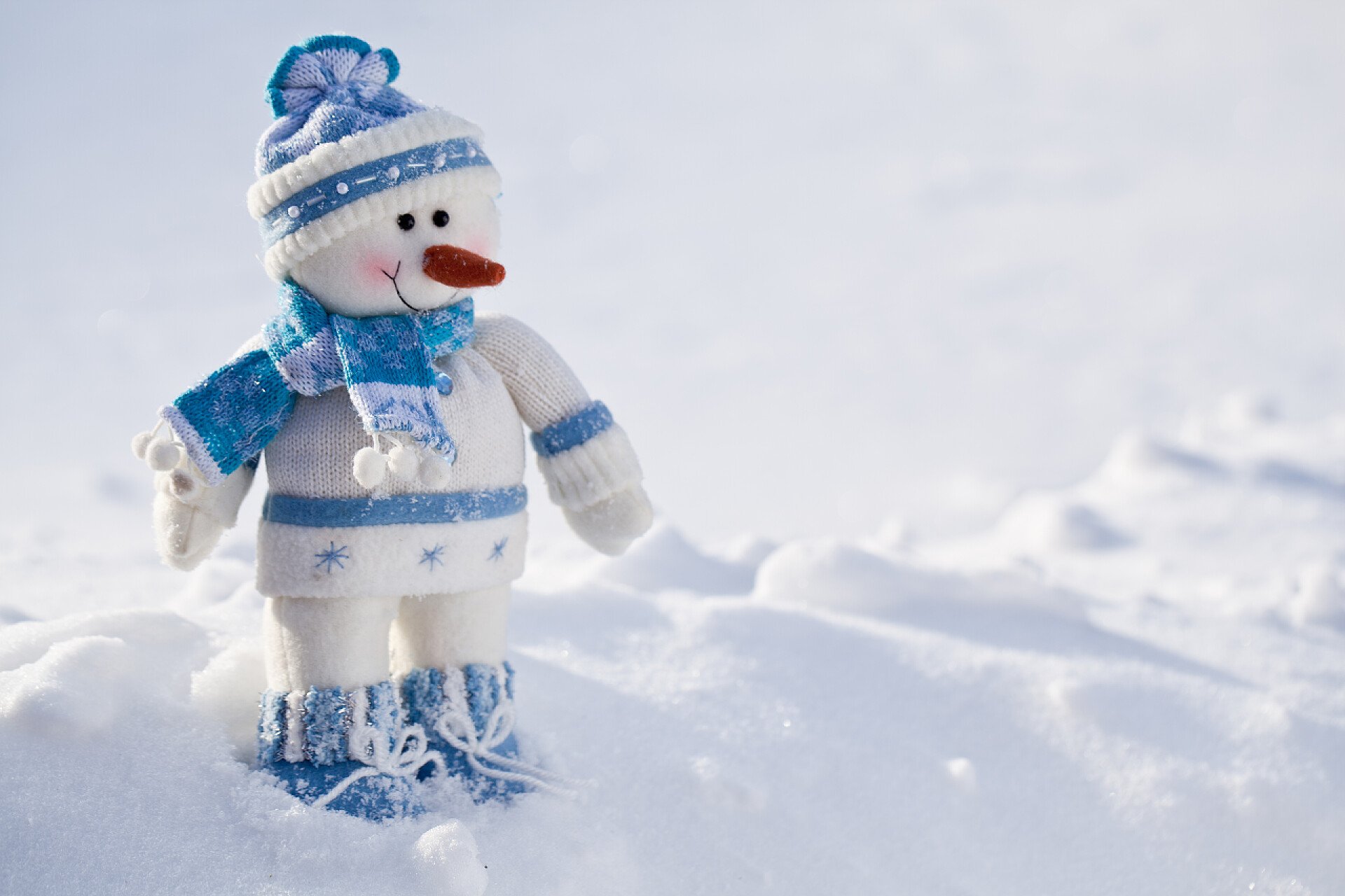 雪地里穿衣服的雪人在雪中的胡萝卜鼻子小雪人.