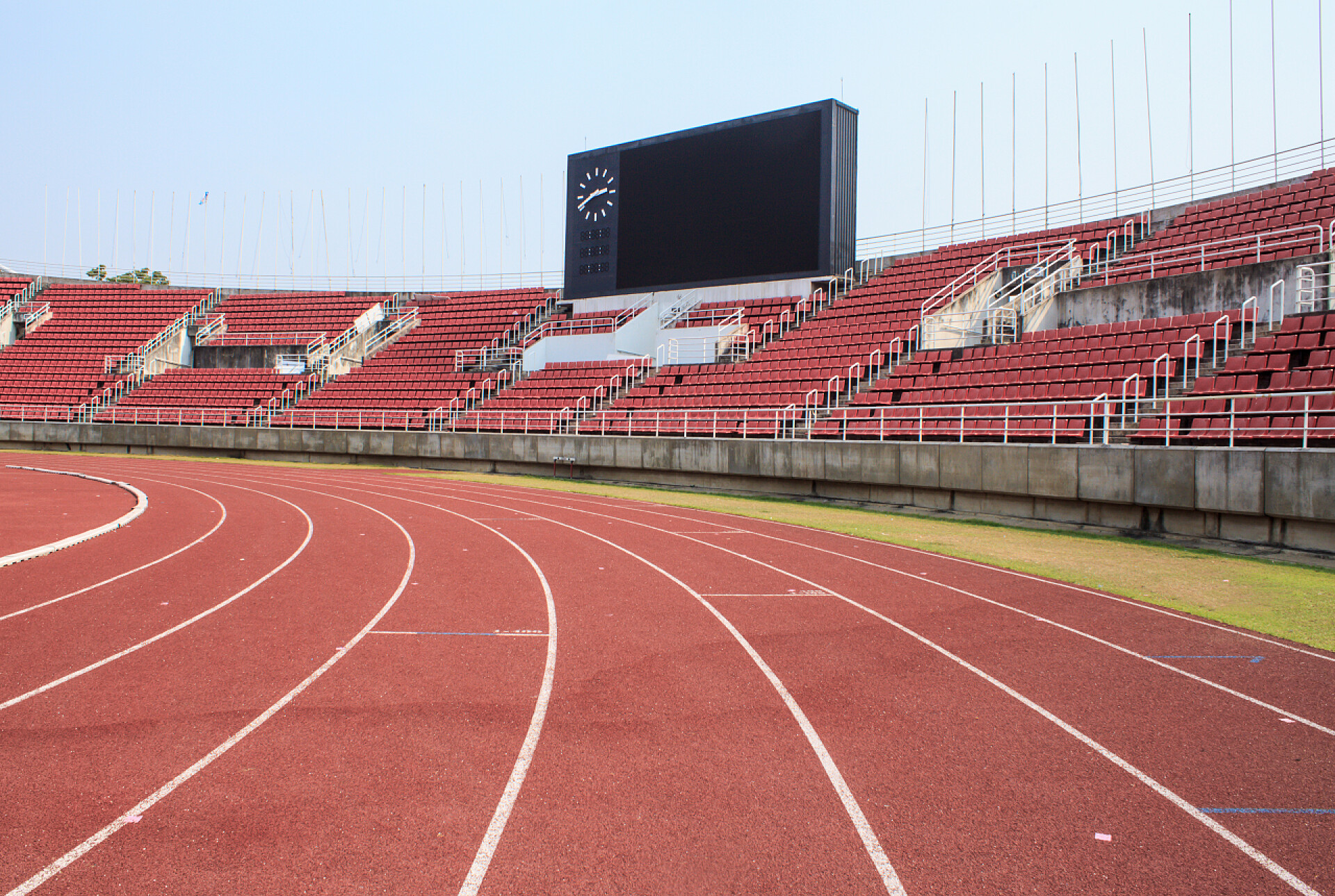 体育场的田径跑道运行轨道