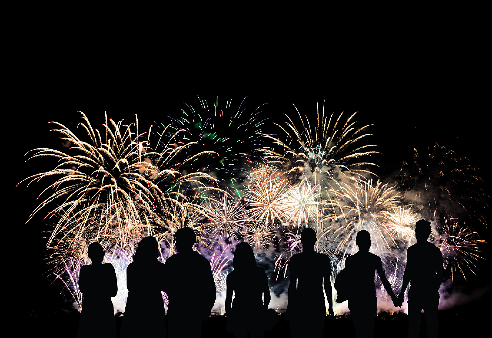 一群人看节日烟花一群人看起来美丽多彩的节日烟花