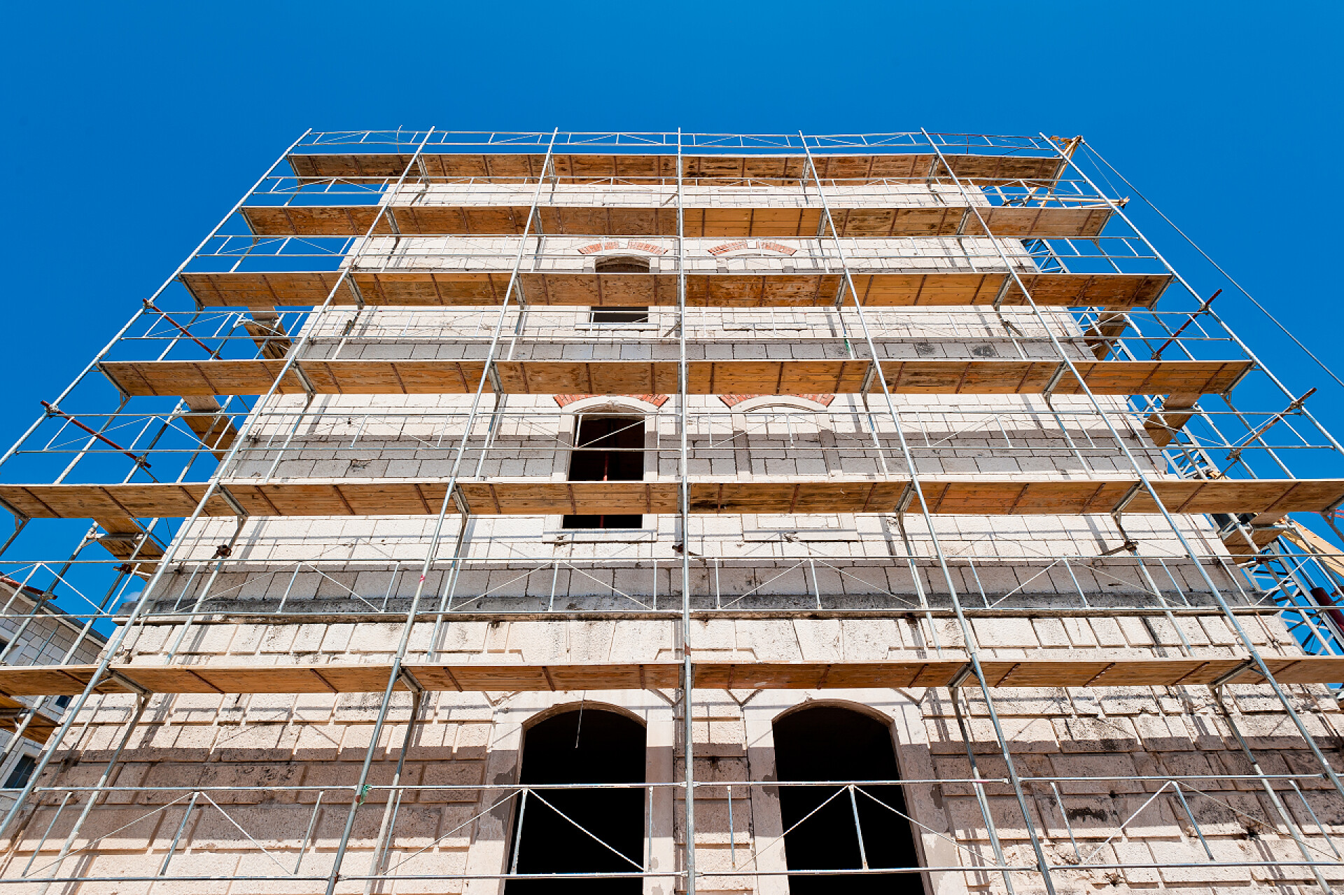 正在建造的房屋期间有木支架重建的旧楼