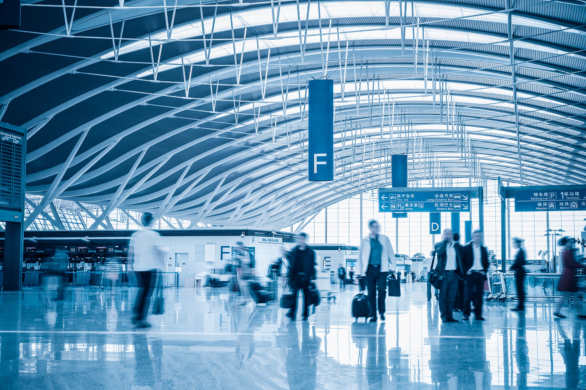 车站内部装饰和准备上车的人们现代机场终端内景