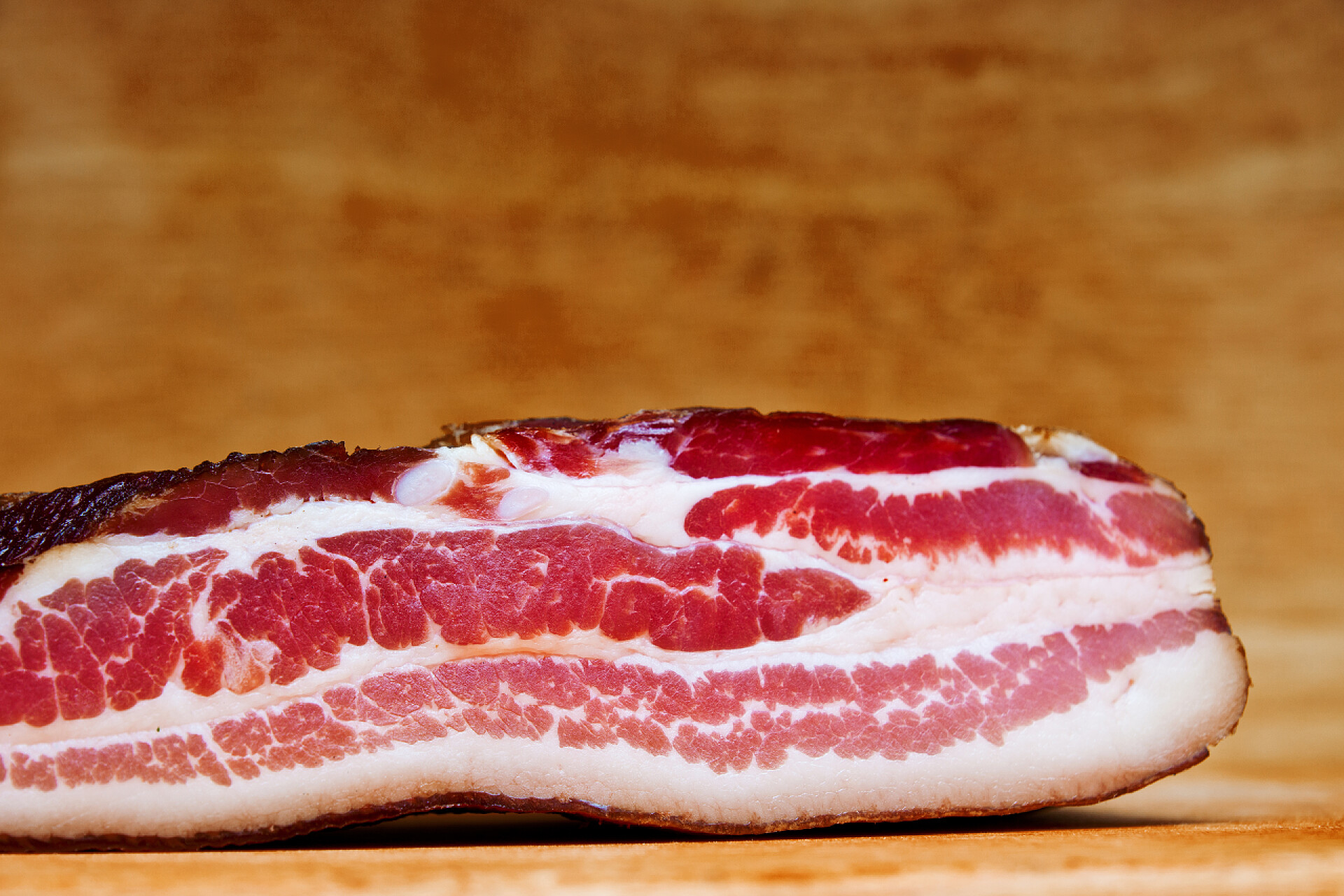 烟熏培根在菜板上烟熏的培根