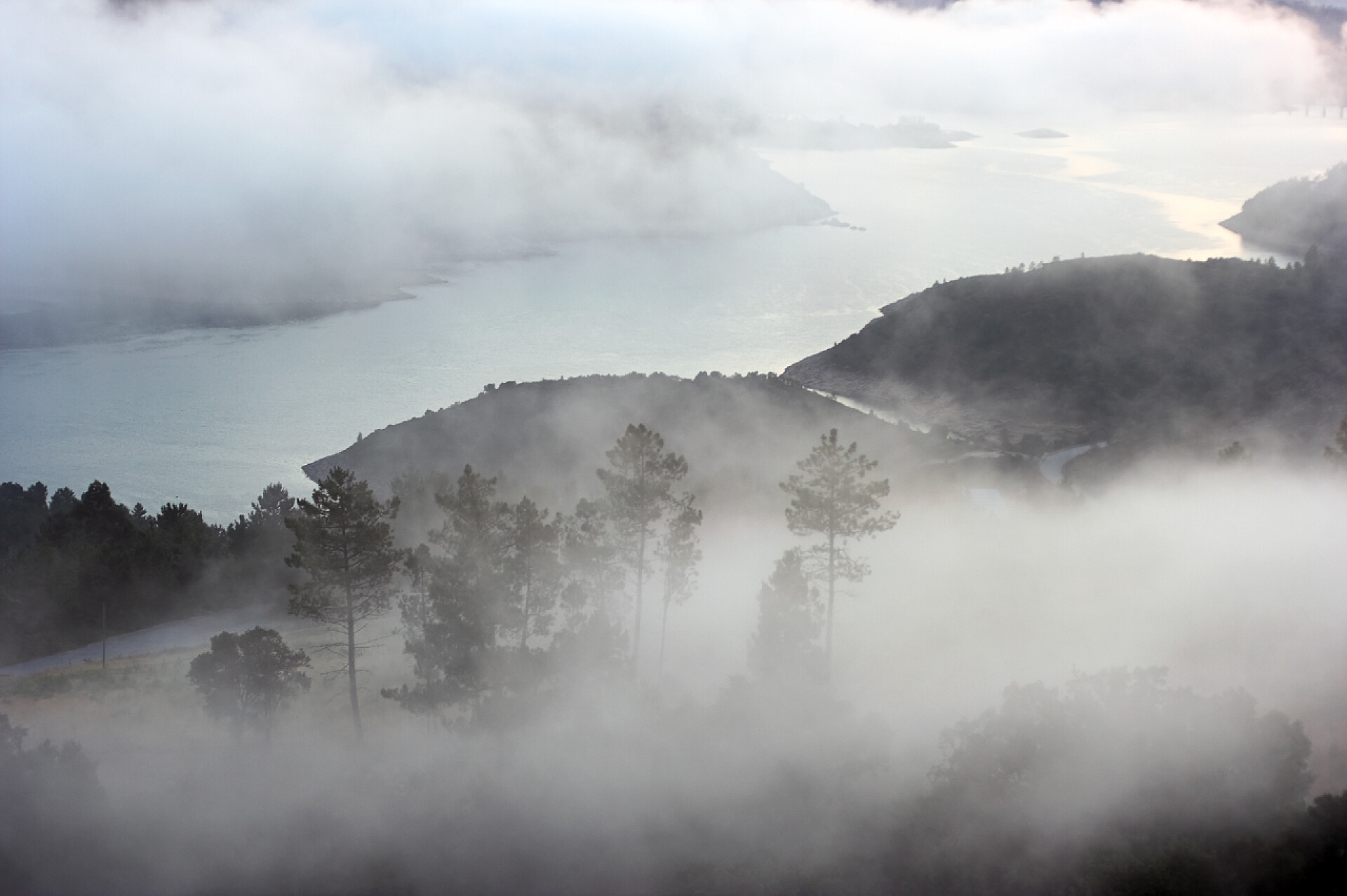 葡萄牙北部有雾的早晨山区河流