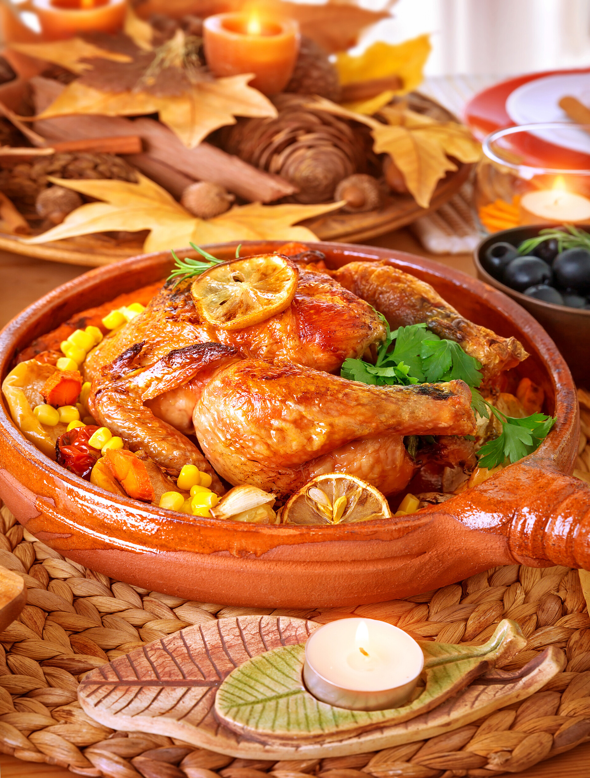 一盘好吃的烤鸡感恩节家庭聚餐