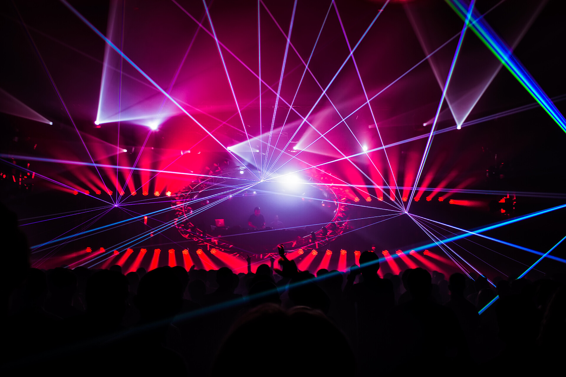 明亮的激光照亮欢乐人群音乐会演出