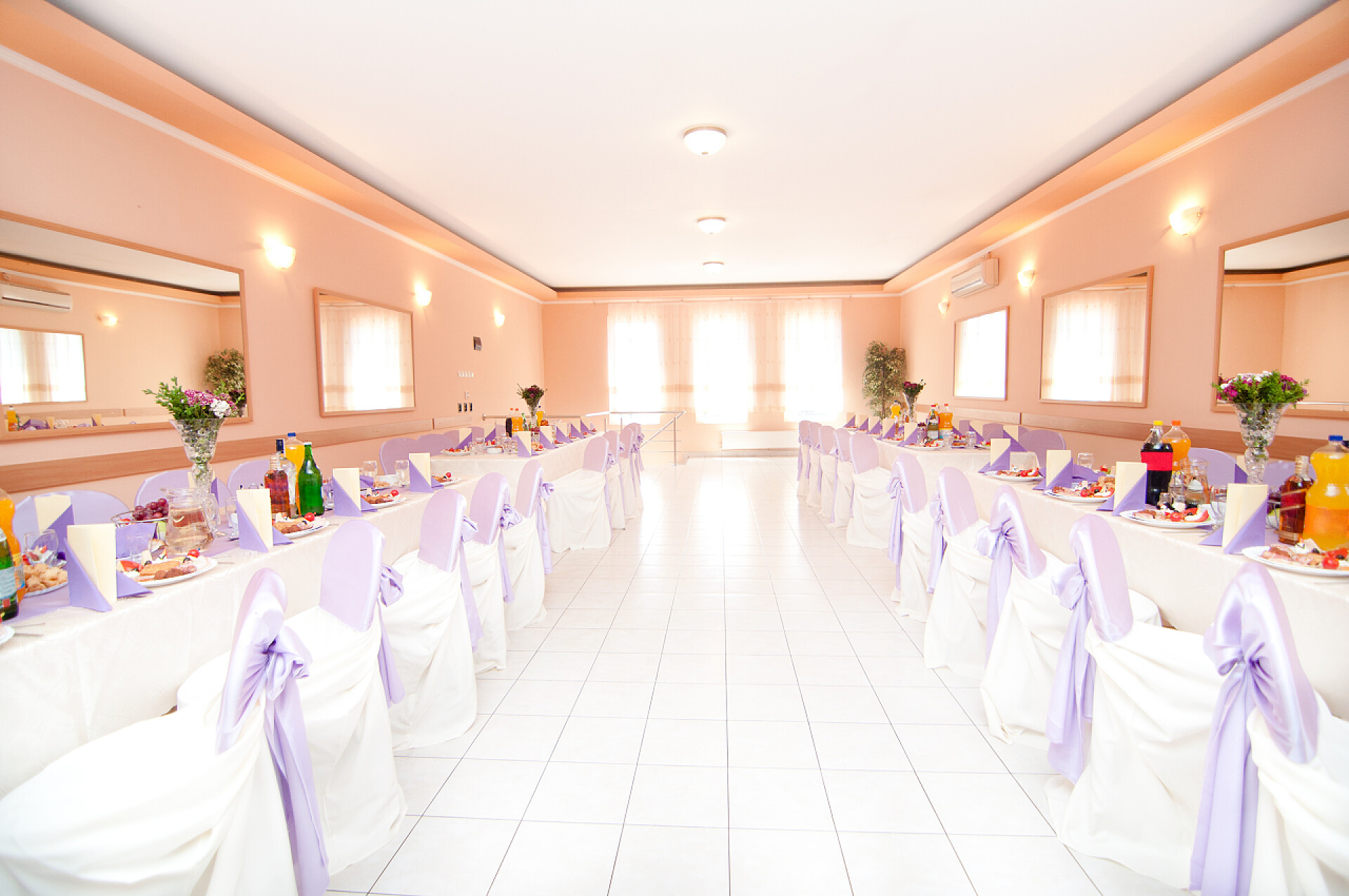 华丽的舞厅装饰为灯光和枝形吊灯的婚宴华丽的舞厅装饰为灯光和枝形吊灯的婚宴