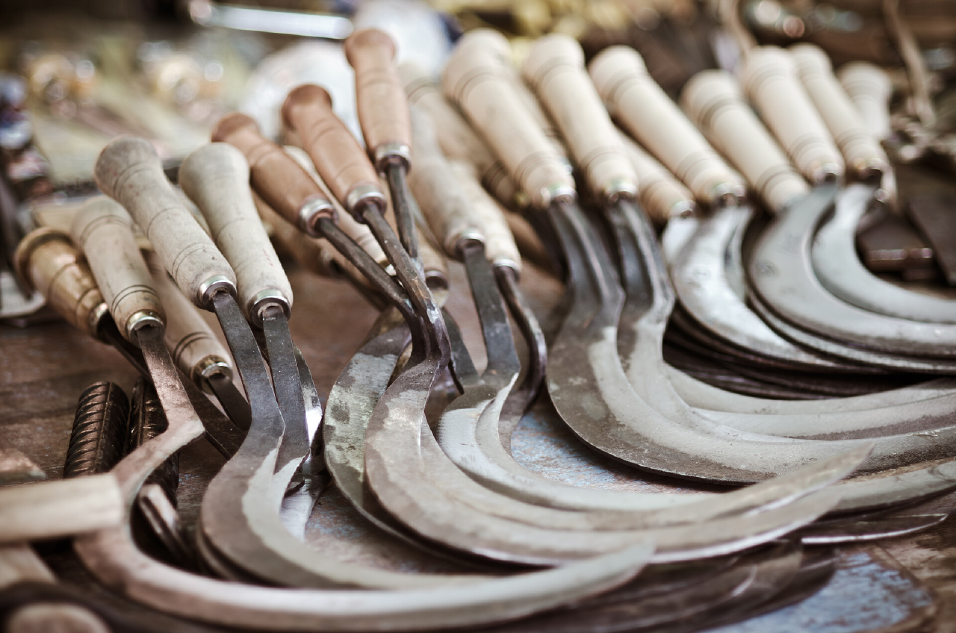 路边摊卖的镰刀镰刀