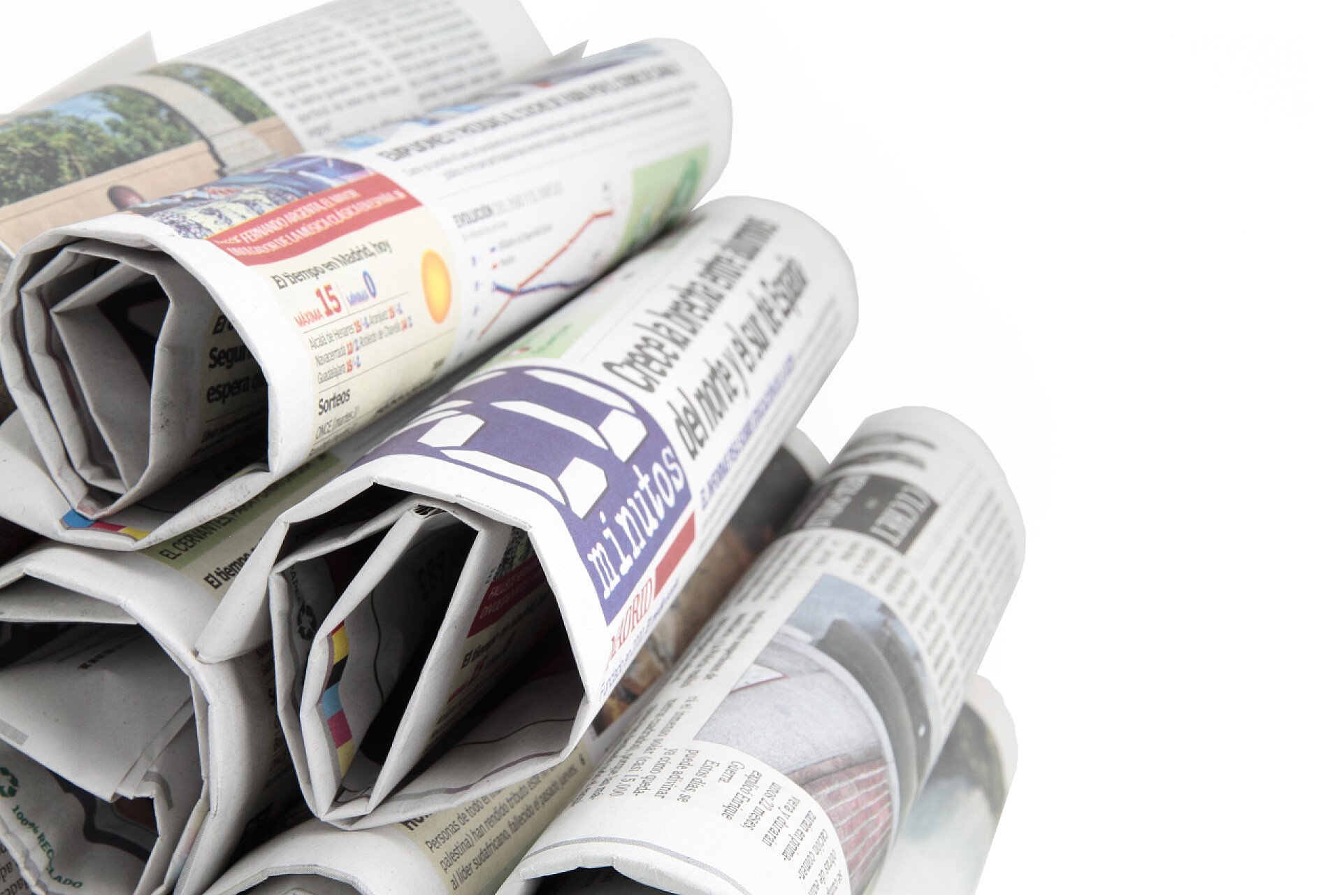 白色背景上堆积的一些卷报纸报纸