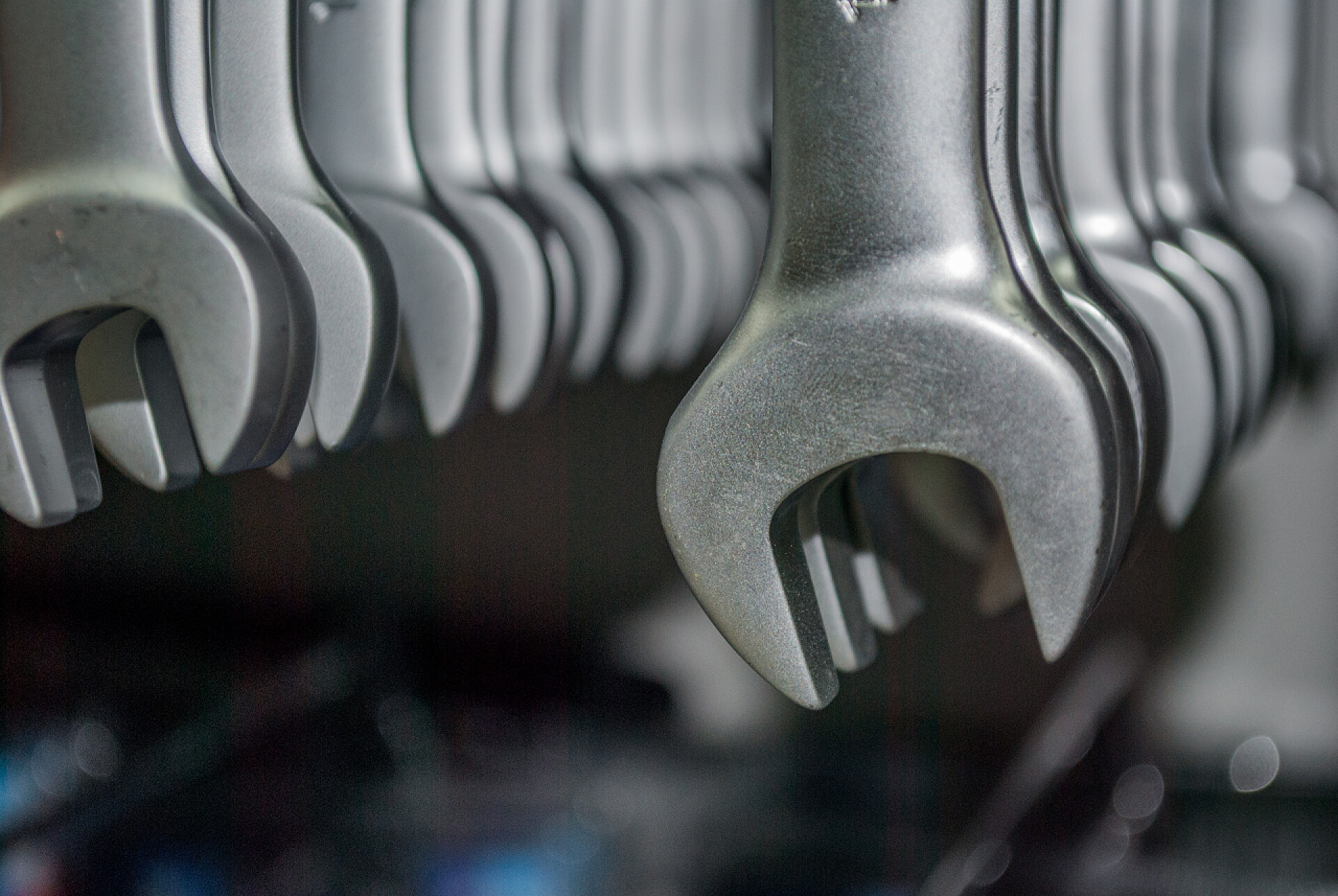 在五金商店的一列扳手特写工作