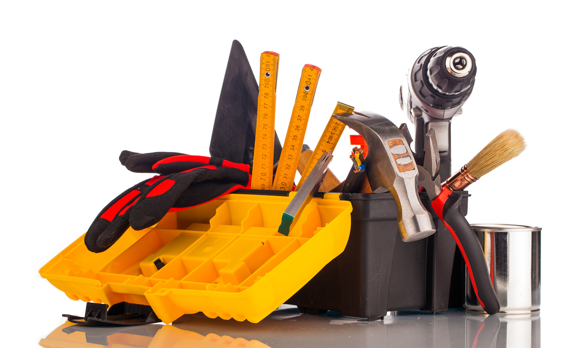 在白色上背景上的五金工具白色衬底上分离的生成器设备工具