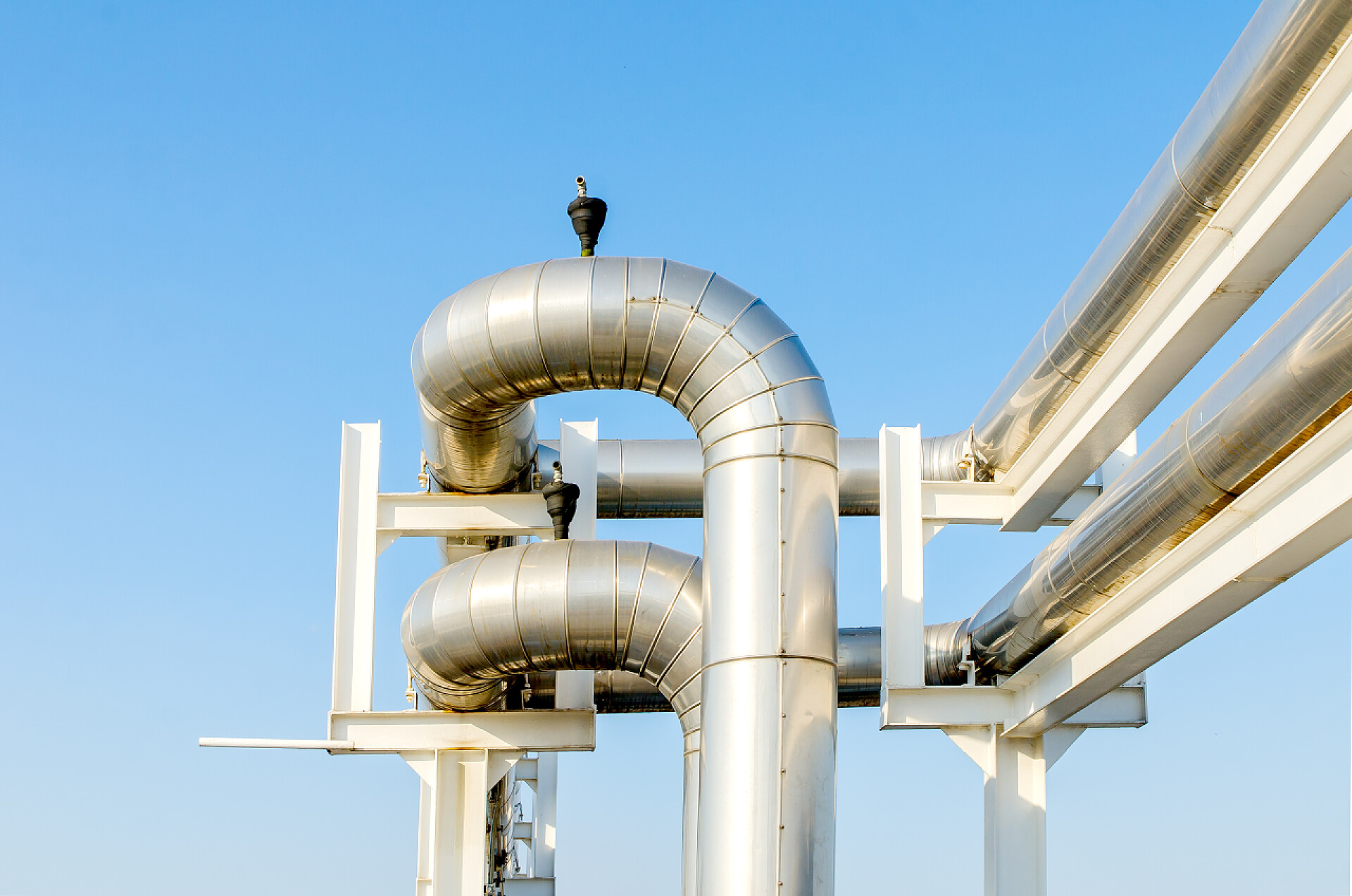 蓝天下的通风系统管道室外通风系统