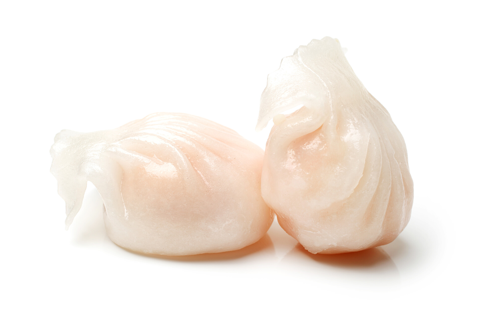 白色背景上的虾饺虾水饺