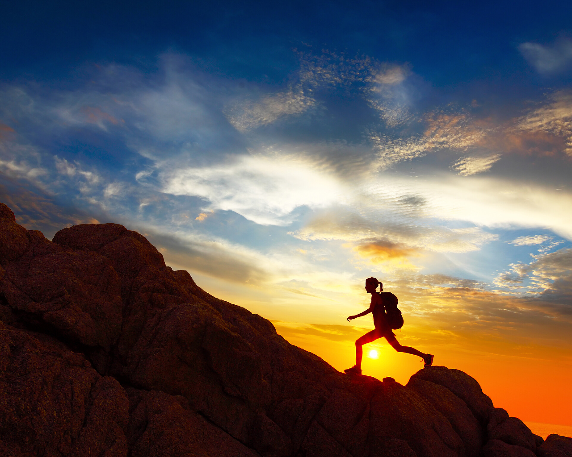 年轻的旅行者穿越岩石地形徒步旅行