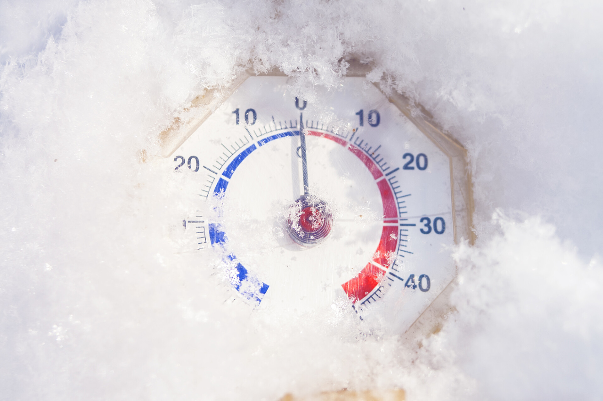 被雪盖住了的温度计气候变化