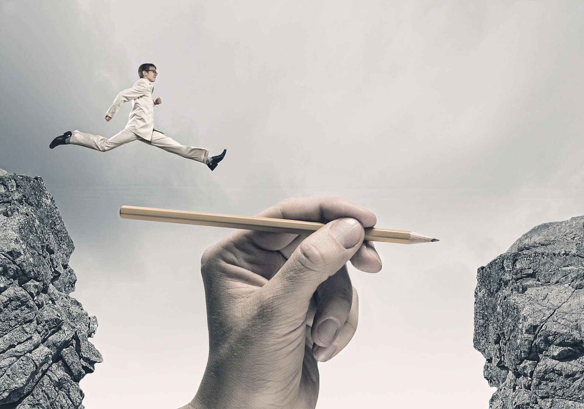 跨越峡谷的青年克服困难