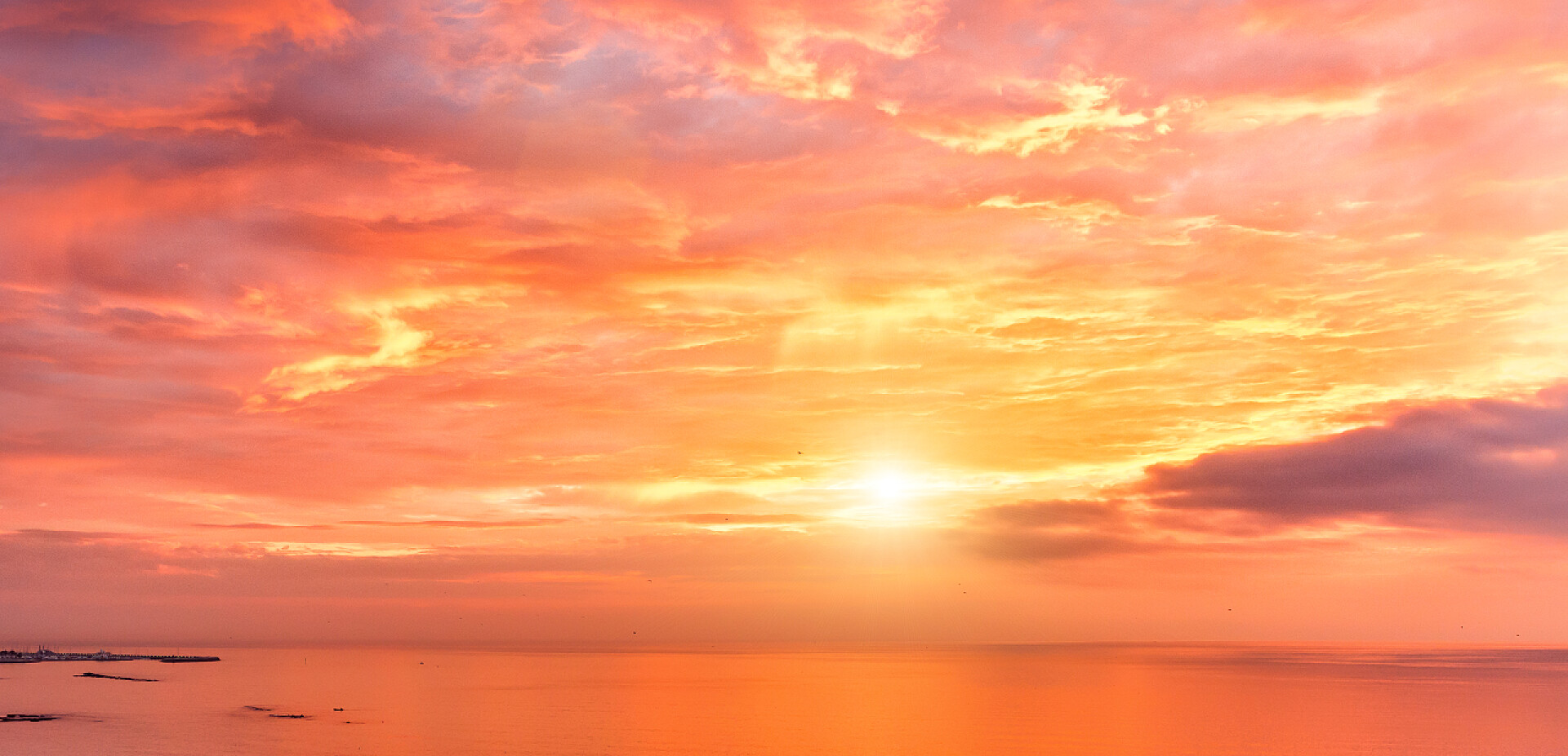 海面上的落日海面上美丽的落日